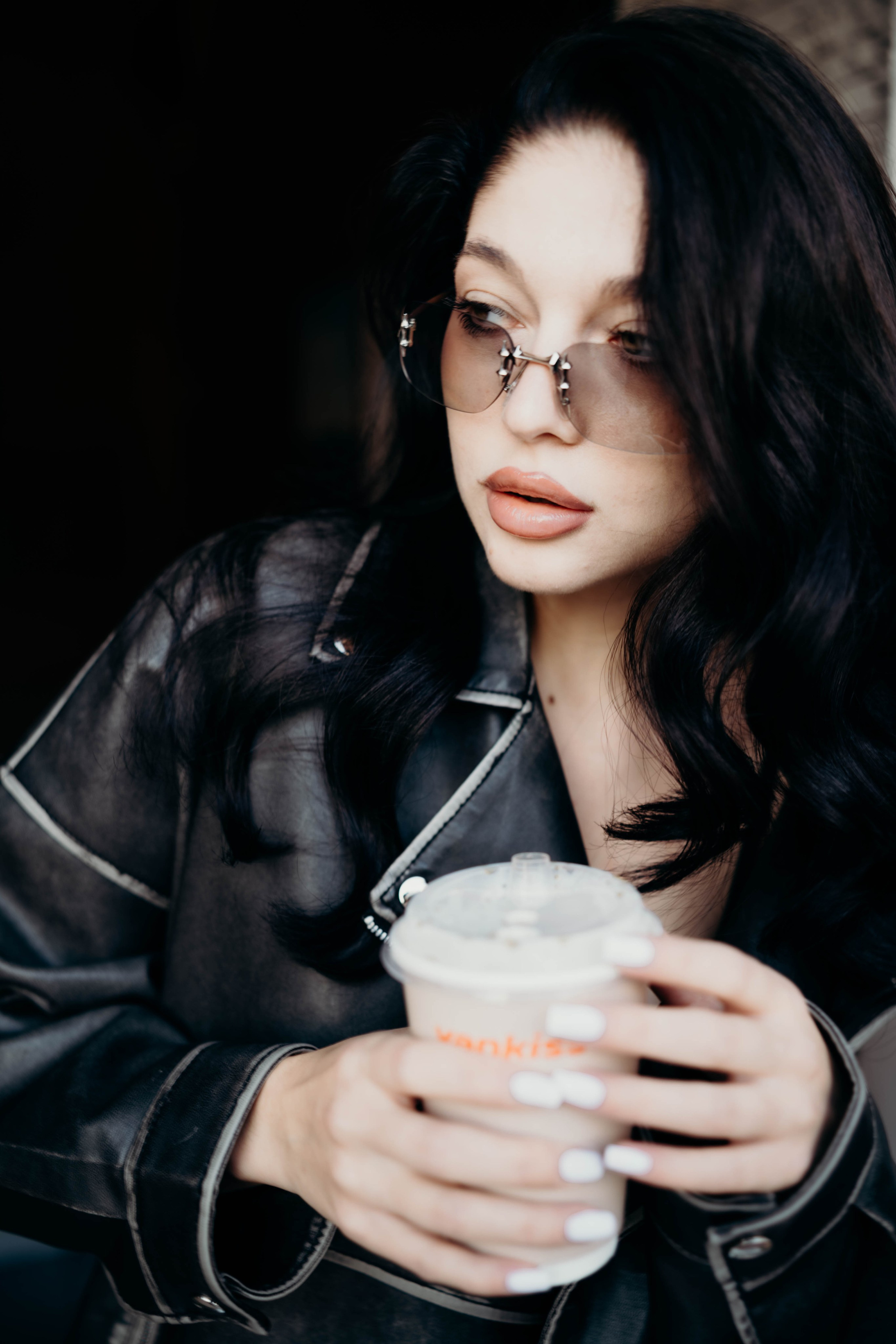 девушка и кофе фотография