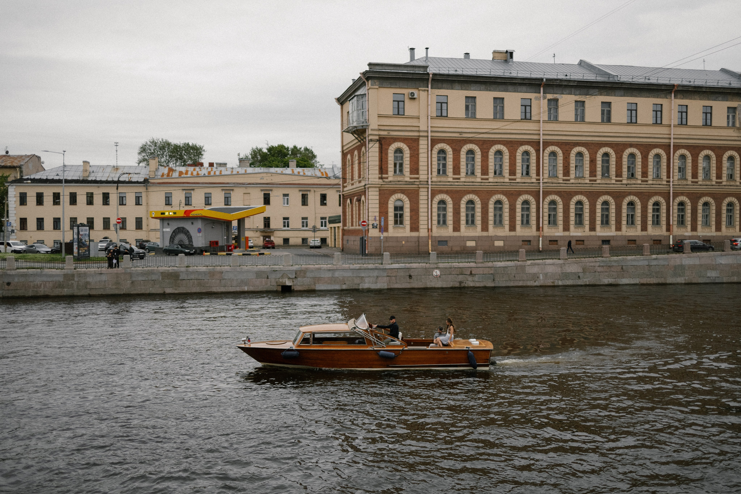 Прогулка на венецианском катере. Свадебный фотограф в Санкт-Петербурге Ксения Кобышева