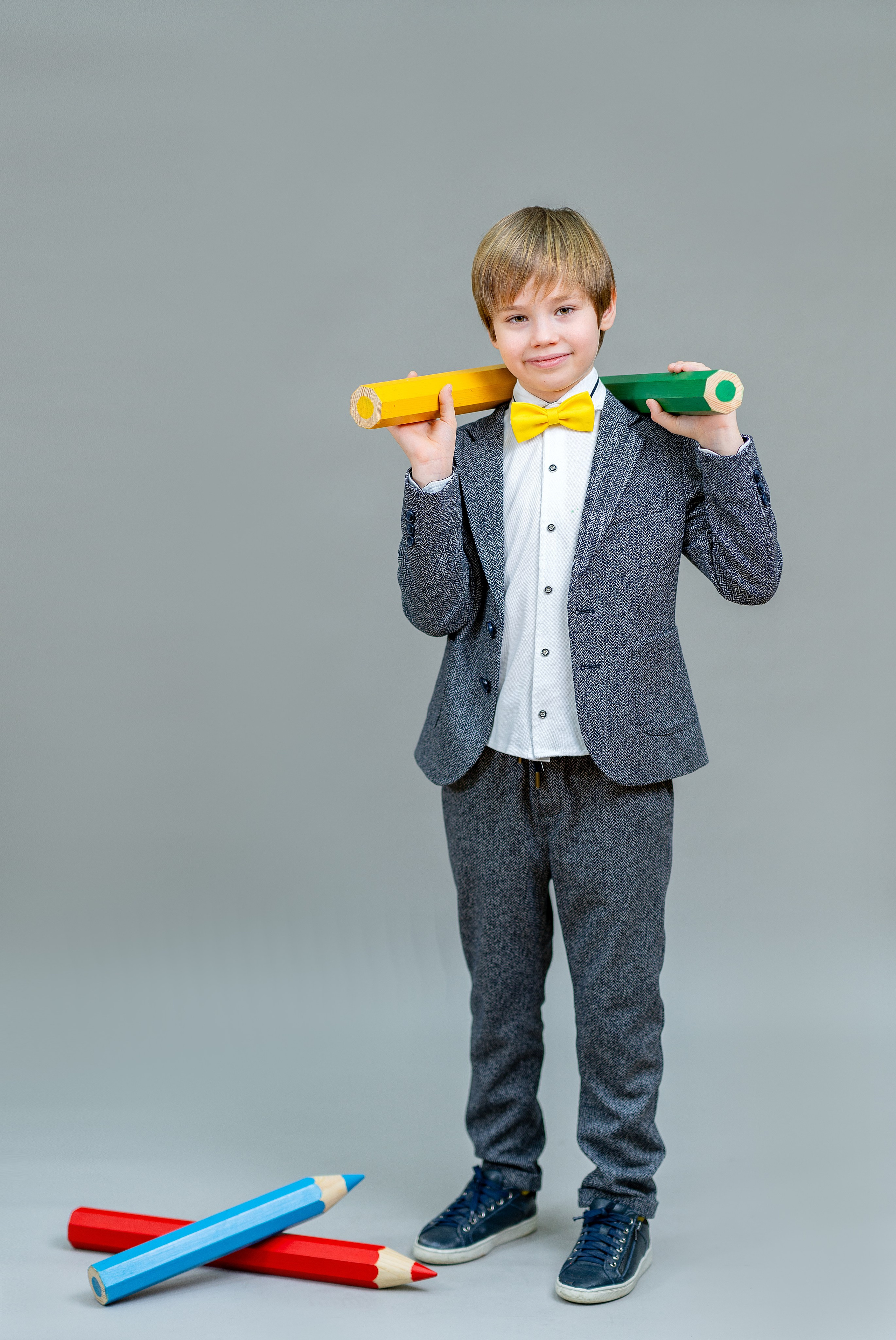 С карандашами. Школьный фотограф и фотограф в детском саду