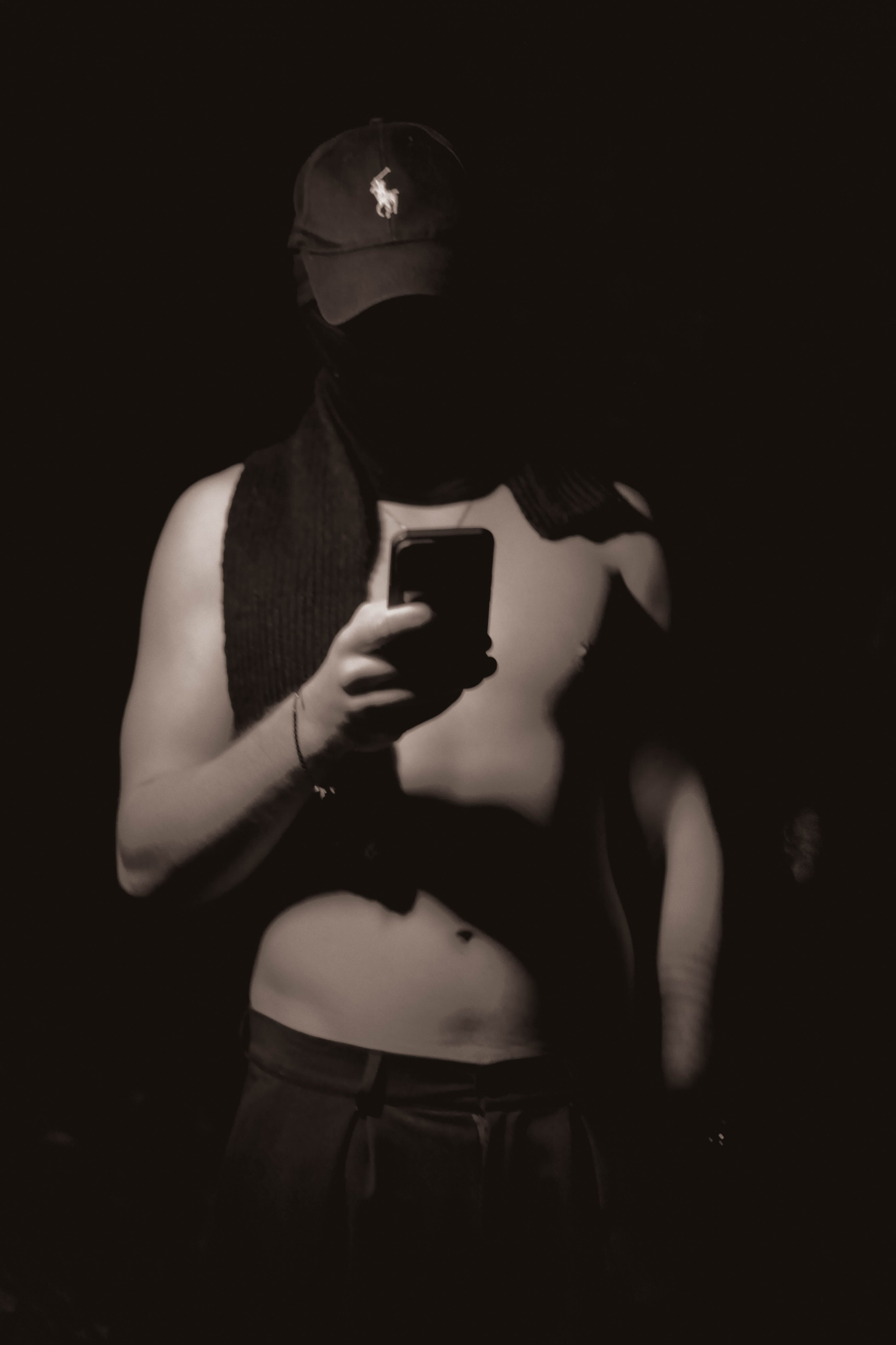 «Затянутая тишина: воспоминания прошлой жизни». Уличный фотограф Города N