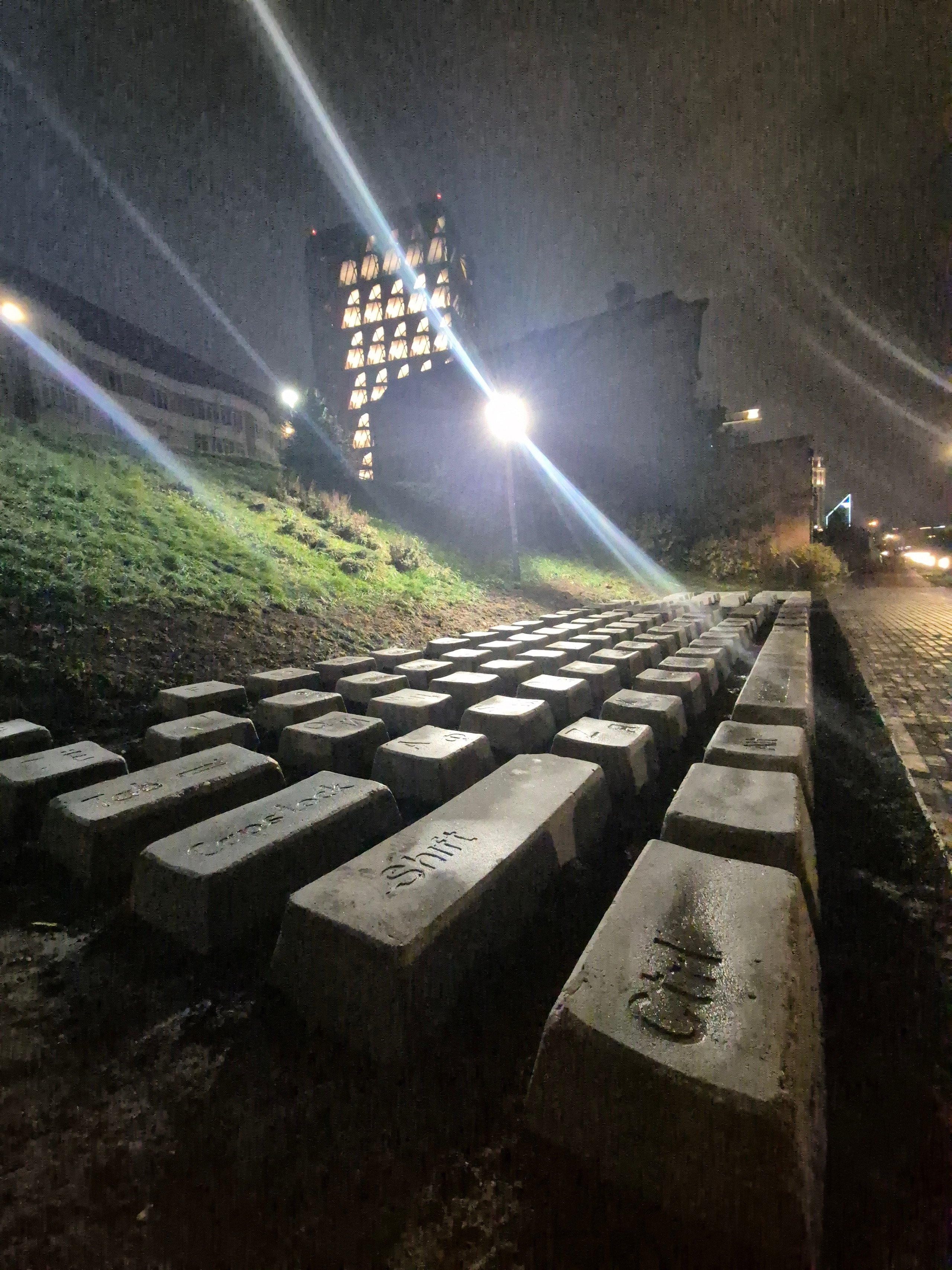 Памятник клавиатуре закрывали на ремонт на несколько месяцев. Сделали бетонное основание. Попробовал спуститься к ней по мокрой тропинке... Фото сделал, правда был по уши в грязи