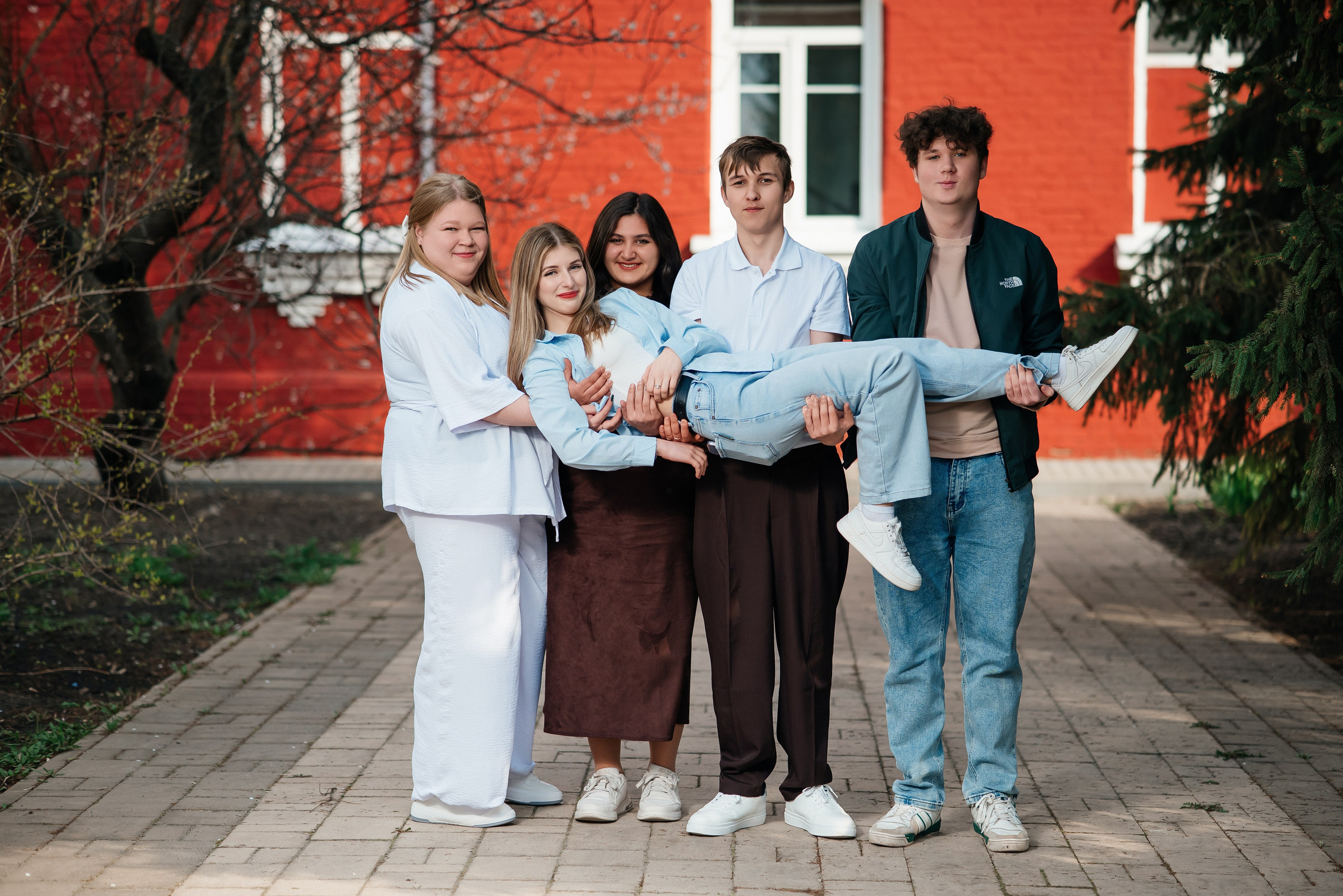 Студенческая весна. Школьный фотограф в Валуйках. Фотосессии для выпускников и изготовление выпускных альбомов в городе Валуйки и в Белгородской области