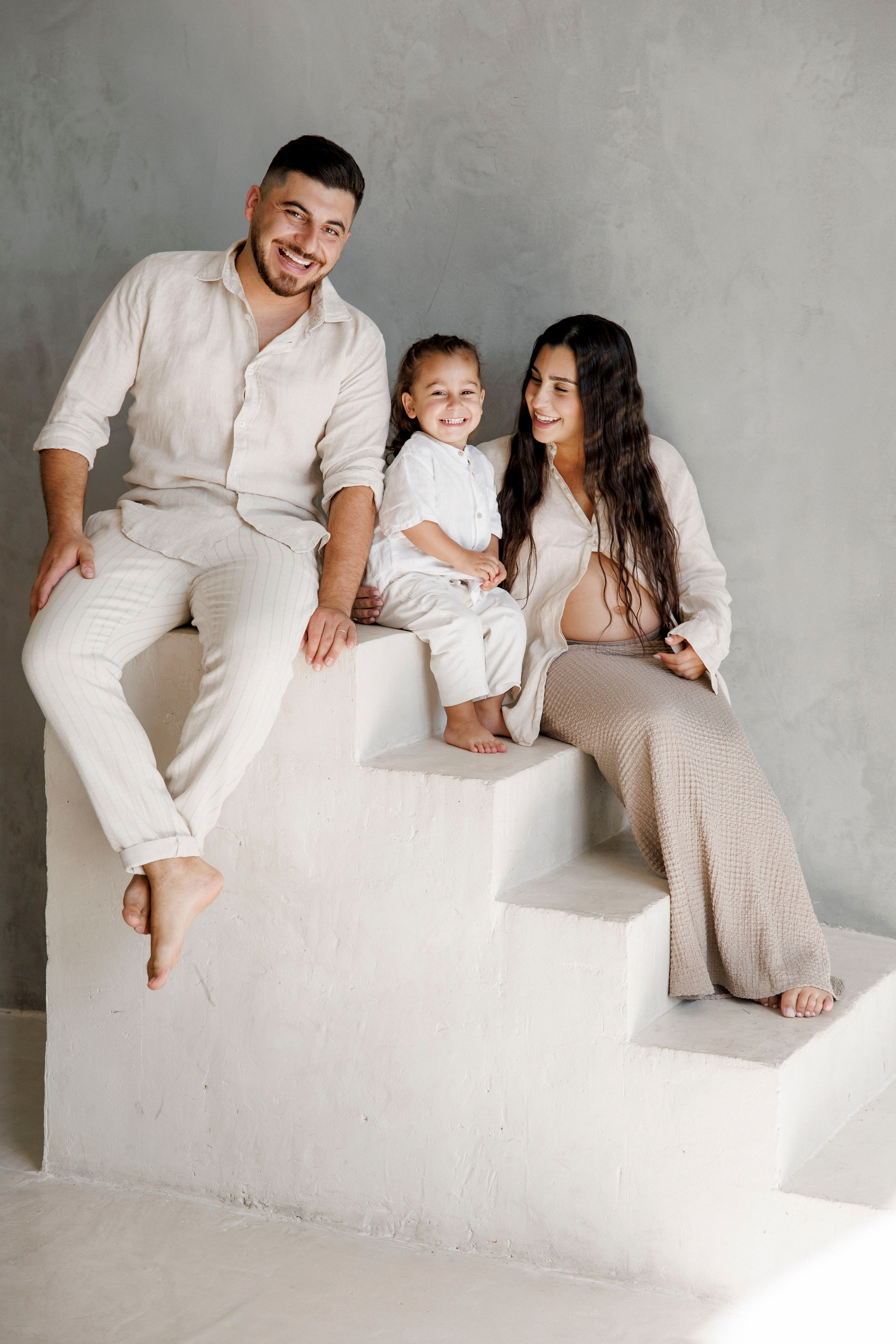 Pregnancy photoshoot inside the Grey Studio. Главная