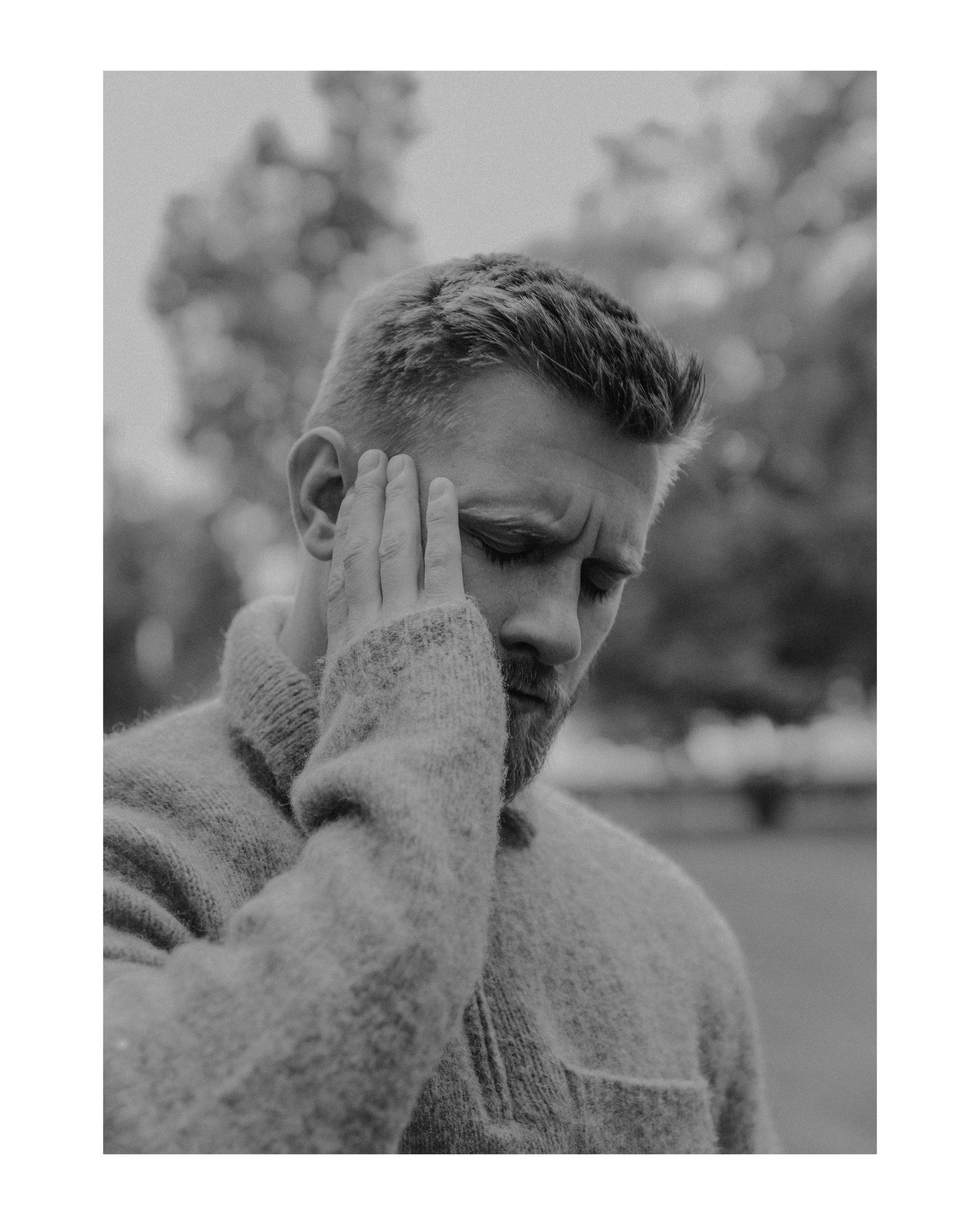 чб портрет мужчины на природе