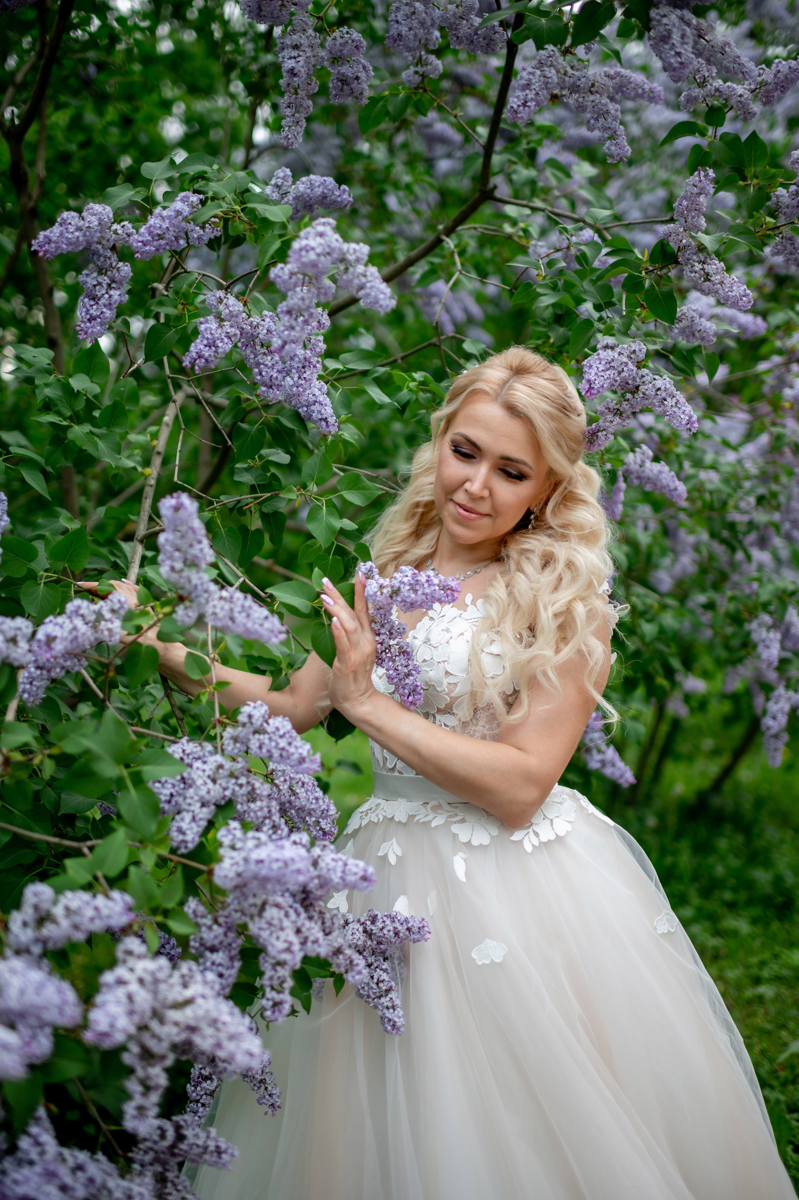 Евгения (фотосессия с малиновым chevrolet camaro, в сирени в Пушкине в Екатерининском парке). Портретный, семейный и свадебный фотограф в Санкт-Петербурге и в Пушкине Ширяев Денис