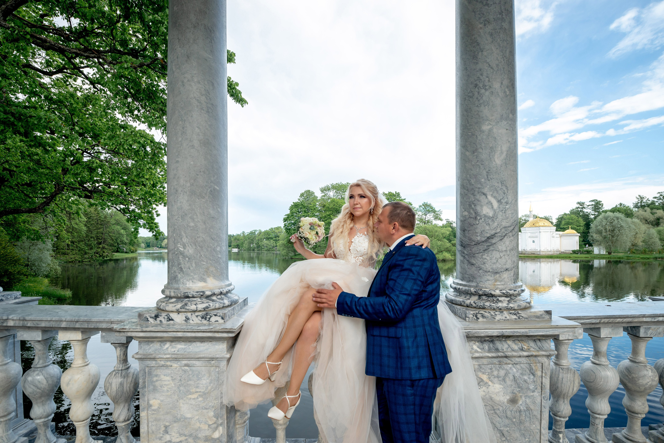 Евгения (фотосессия с малиновым chevrolet camaro, в сирени в Пушкине в Екатерининском парке). Портретный, семейный и свадебный фотограф в Санкт-Петербурге и в Пушкине Ширяев Денис