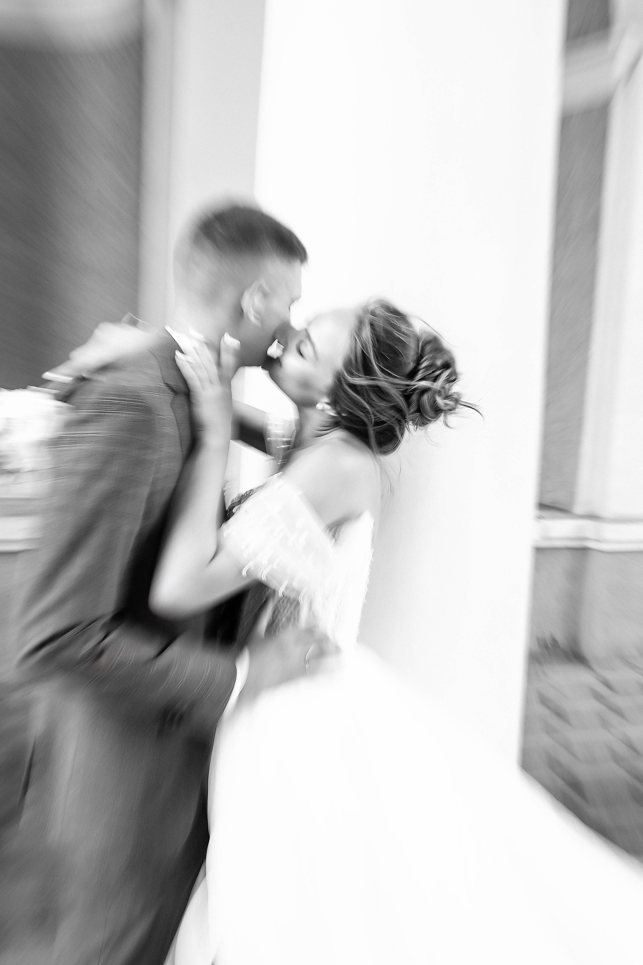 Фотография со смазом жених и невеста целуются