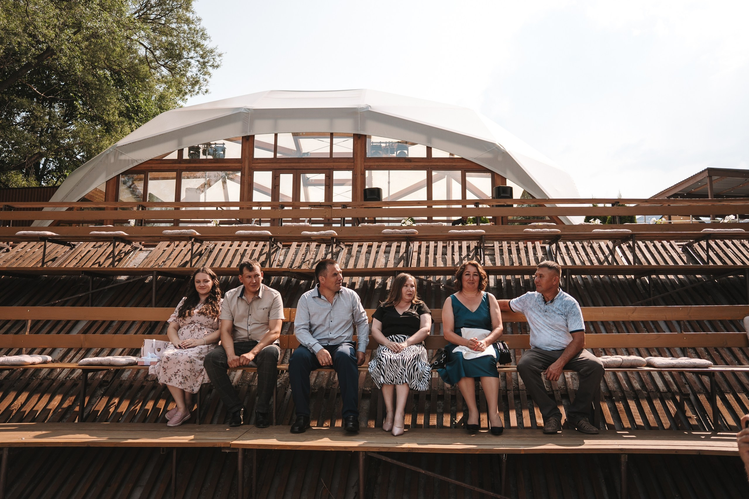 Свадебная съёмка в Уфе 11 июня 2025 года: сборы в загородном доме, выездная регистрация и банкет на площадке «Хотим Едим», ведущий Андрей