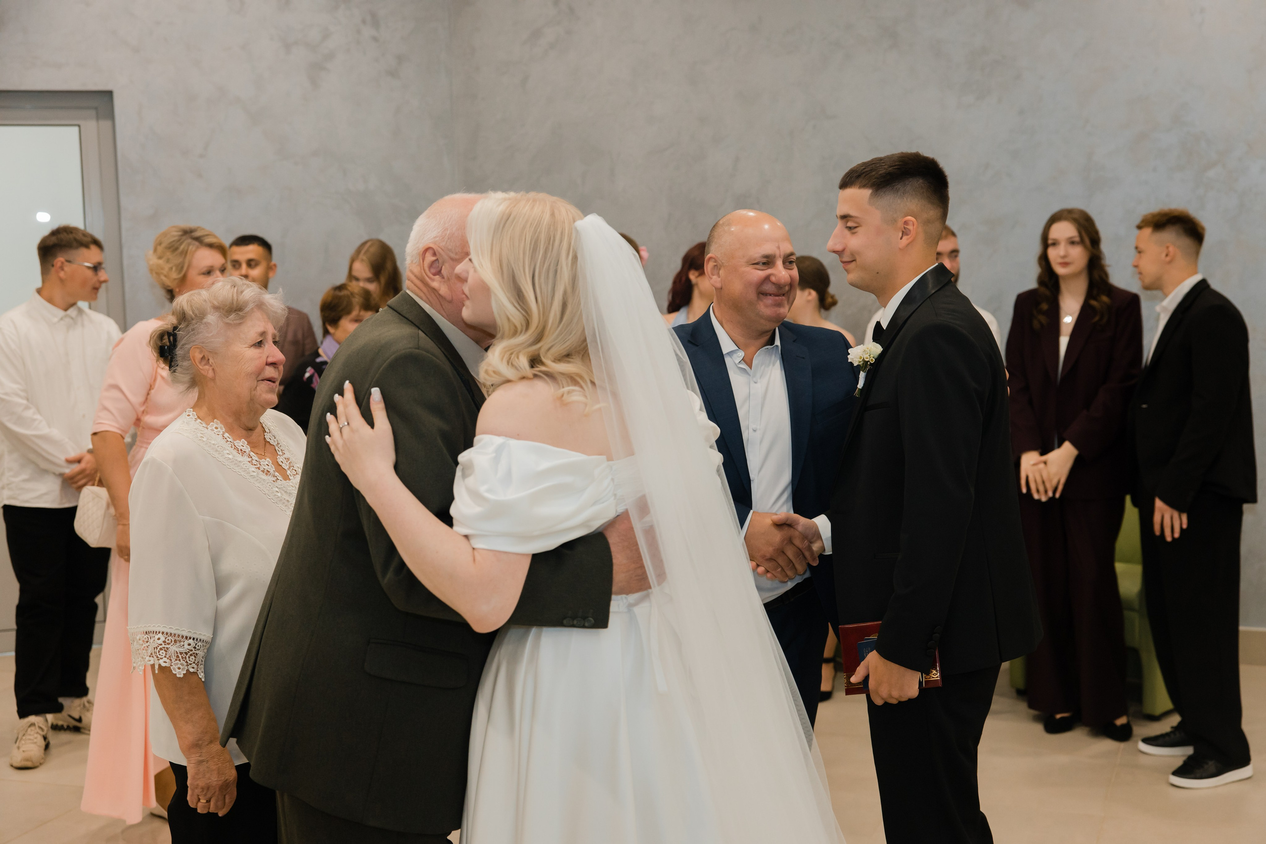 Отдел ЗАГС Администрации Первомайского района. Видеосъемка и фотосъемка свадеб. Фотограф и оператор на свадьбу. Видеосъемка подкастов, собственная видео-фотостудии. Предметная фотосъемка