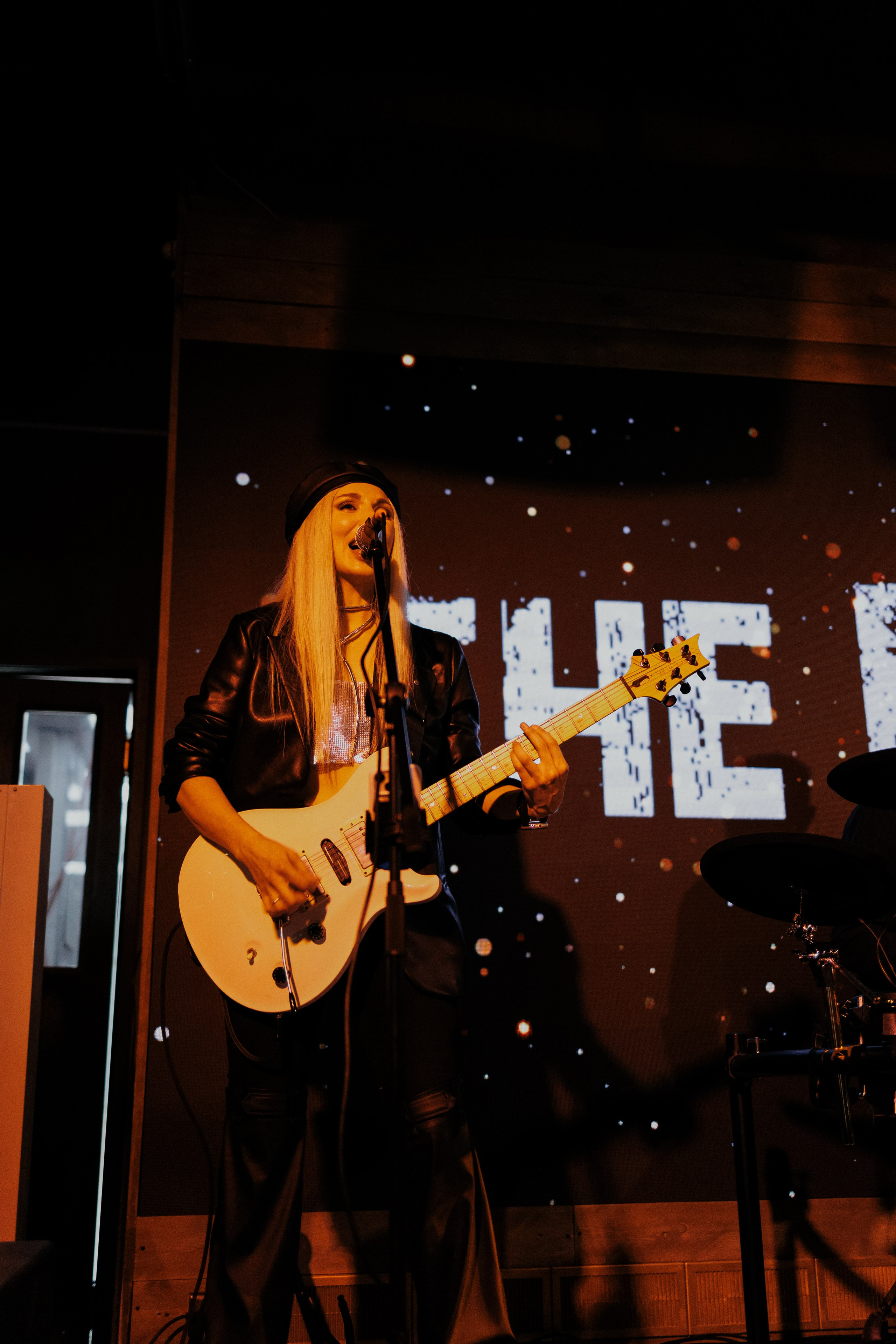 Cover band The Bees. Photographer in Turkey — Dari N