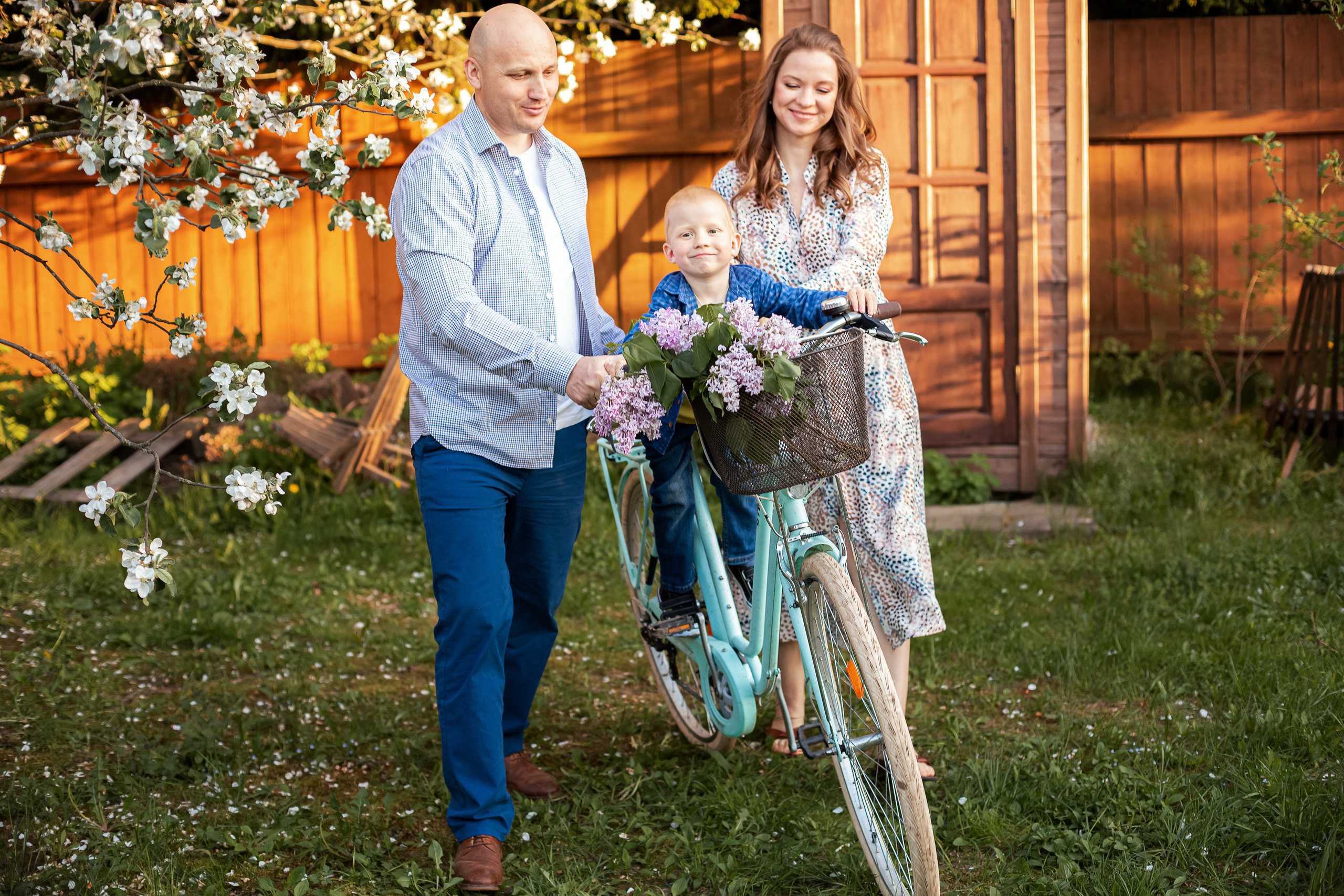 Цветущие яблони. Олеся, Юра и Федя. Семейный и детский фотограф Комина Елена, Власиха, Одинцово