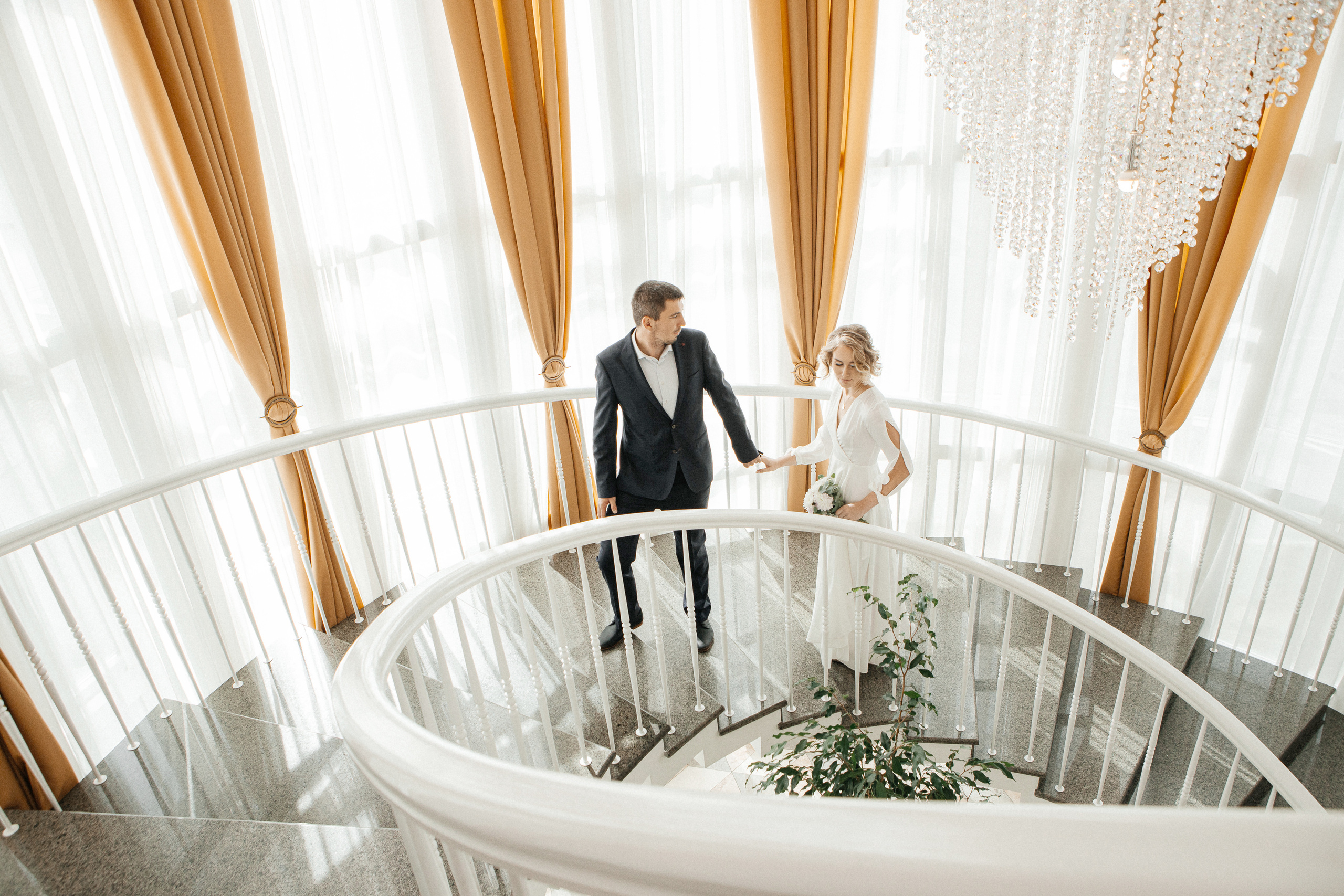 Жених и невеста на лестнице дворца бракосочетания города Новосибирск
