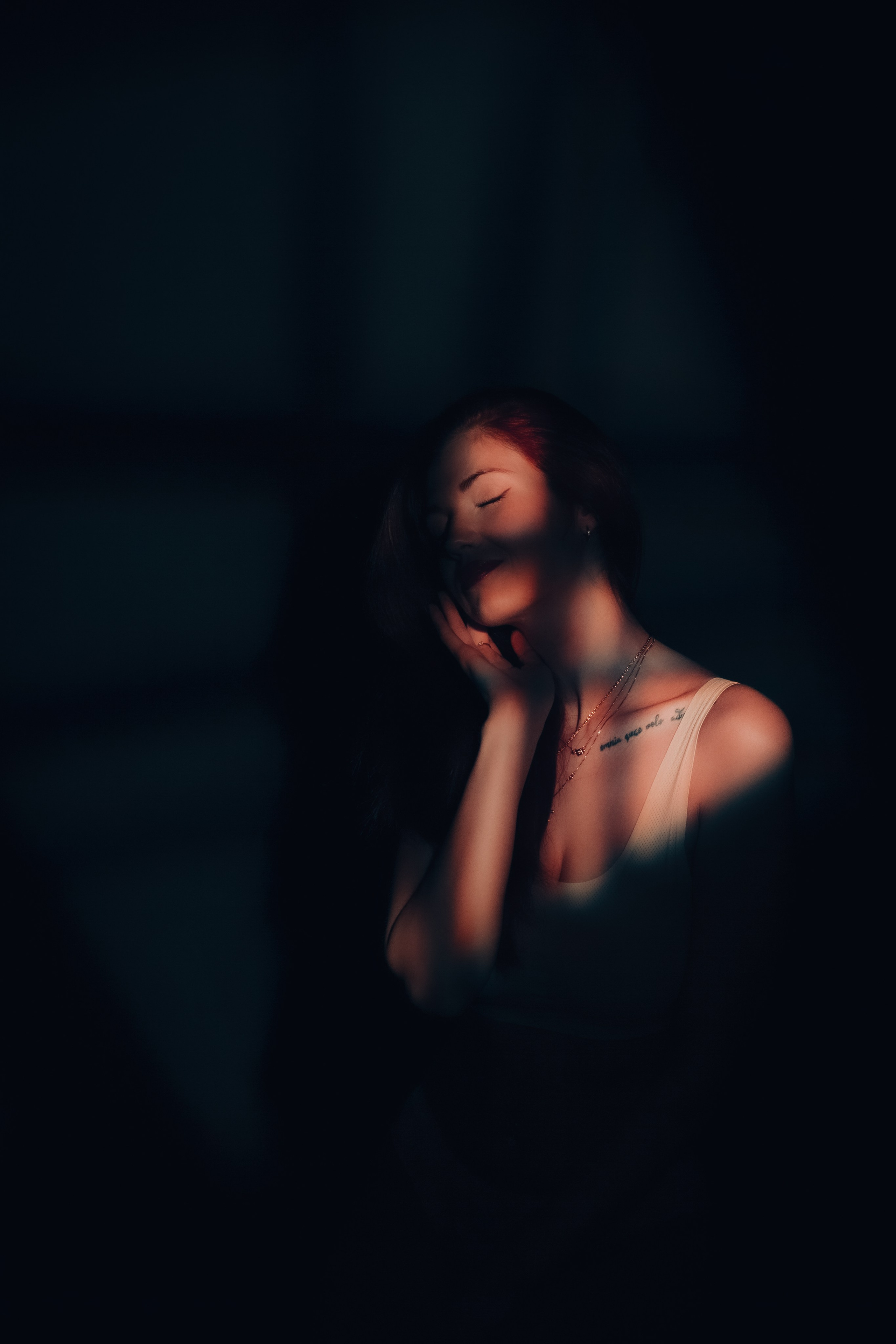 Искусственный свет в студии, фотосессия девушки.