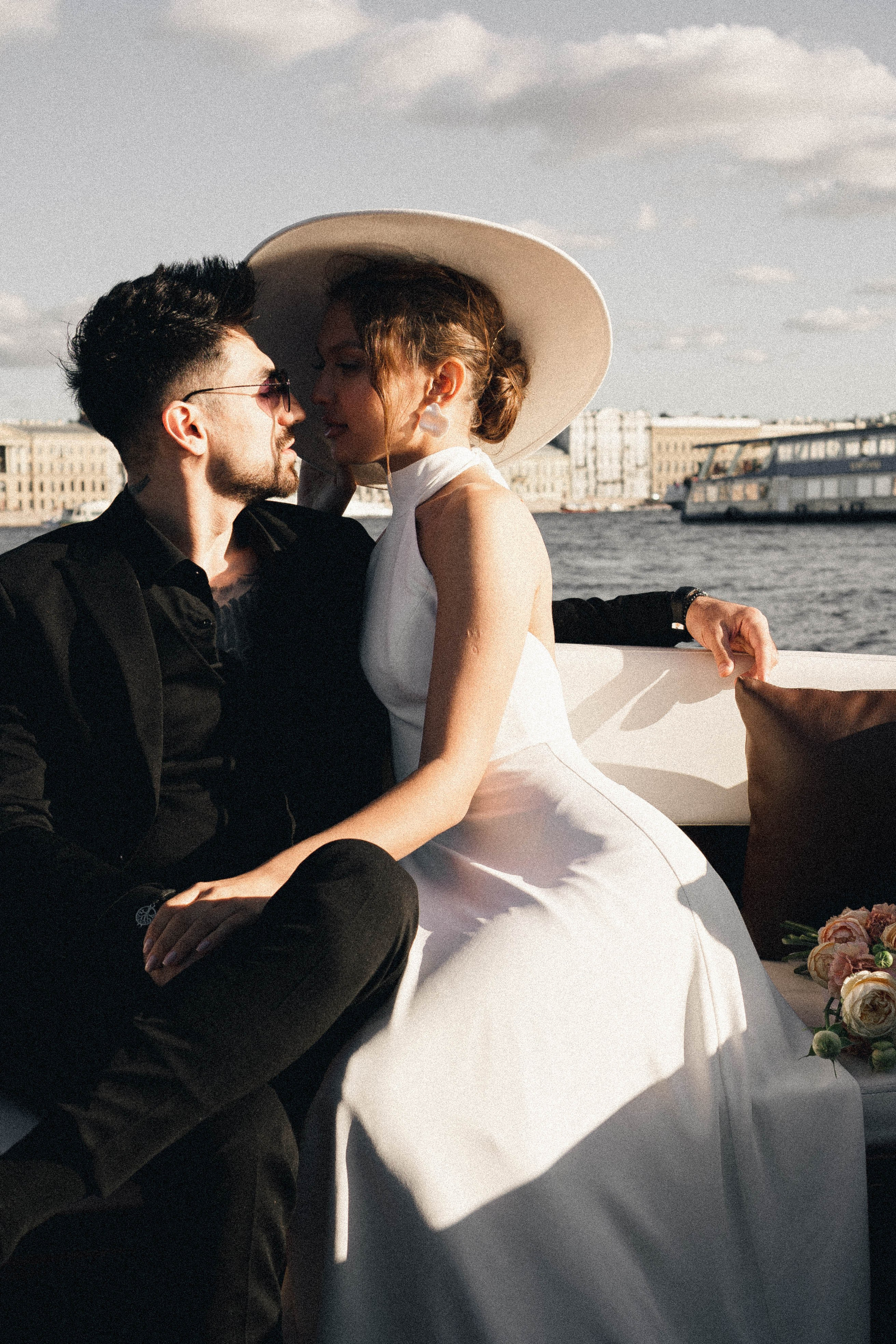 СВАДЕНБНАЯ СЬЕМКА НА КАТЕРЕ ПО КАНАЛАМ САНКТ-ПЕТЕРБУРГА И В АКВАТОРИИ НЕВЫ. Профессиональный фотограф, Санкт-Петербург — Виктория Богомолова