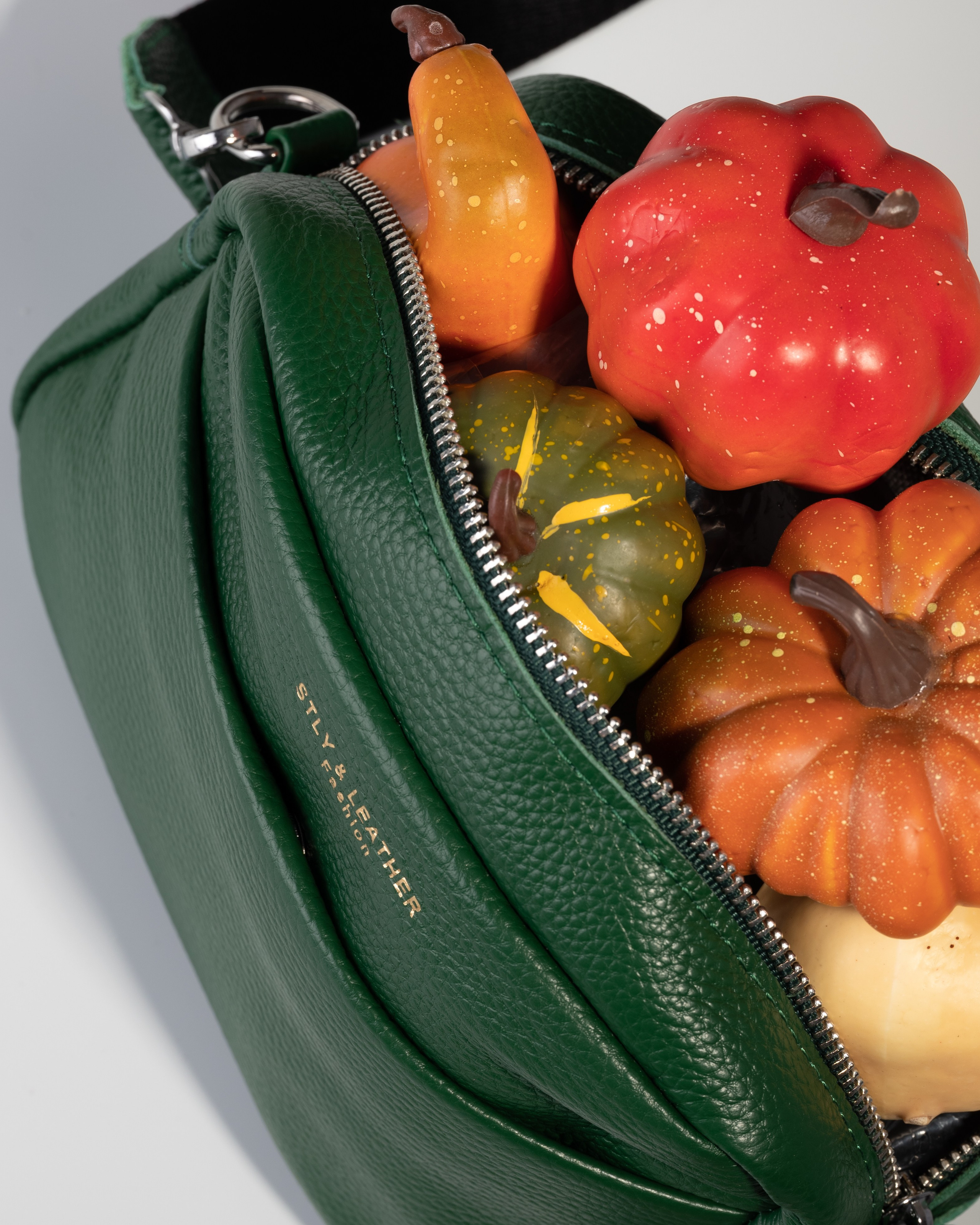 Крупный план сумки для карточки маркетплейса в Ростове