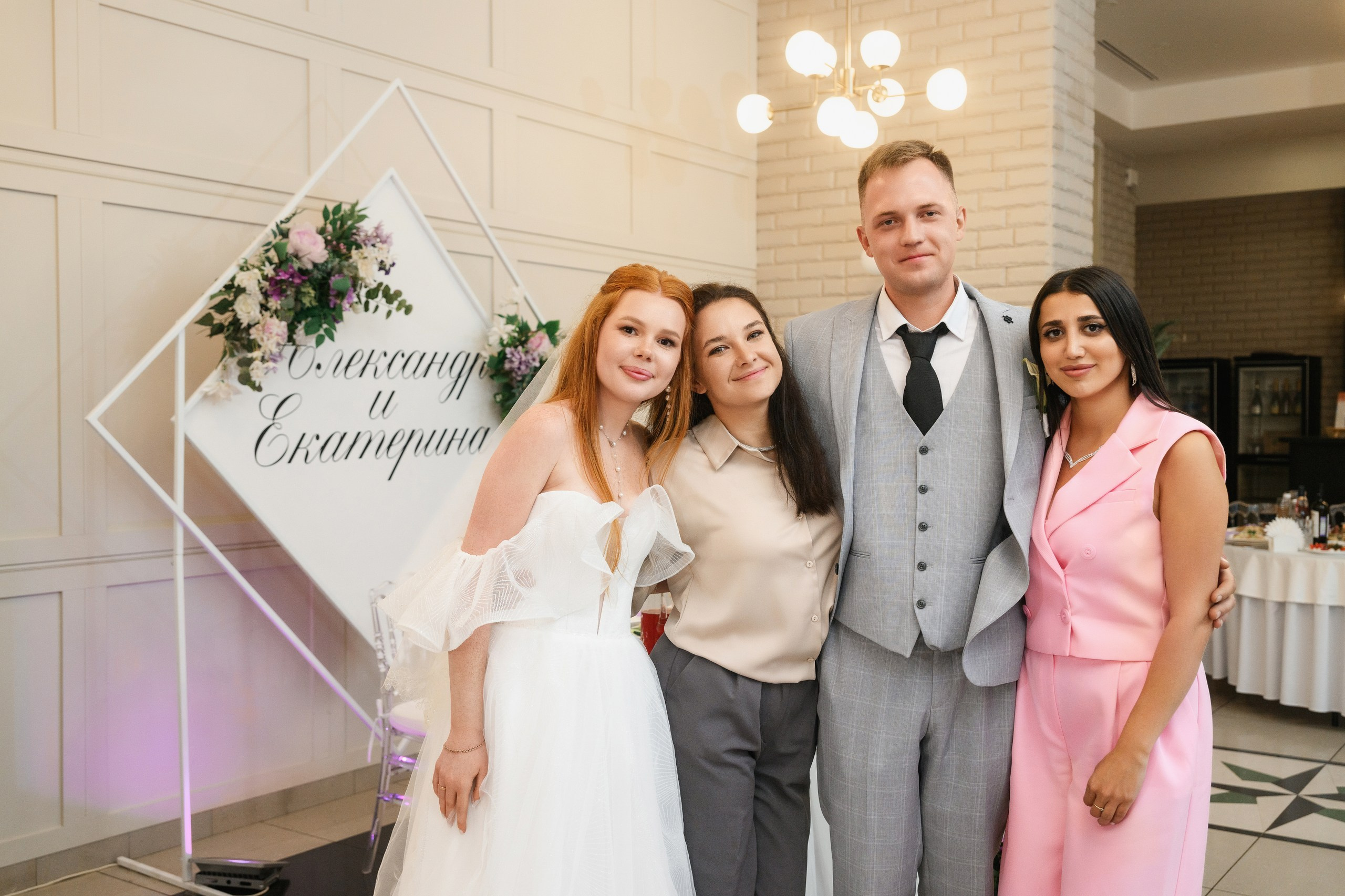 Свадебная фотосъемка в кафе Петропавловска-Камчатского с теплой атмосферой и живыми эмоциями. Профессиональные кадры первого танца, поздравлений гостей и праздничного банкета в уютном интерьере. Цены на свадебную фотосессию в кафе с индивидуальным подходом и полным пакетом услуг.