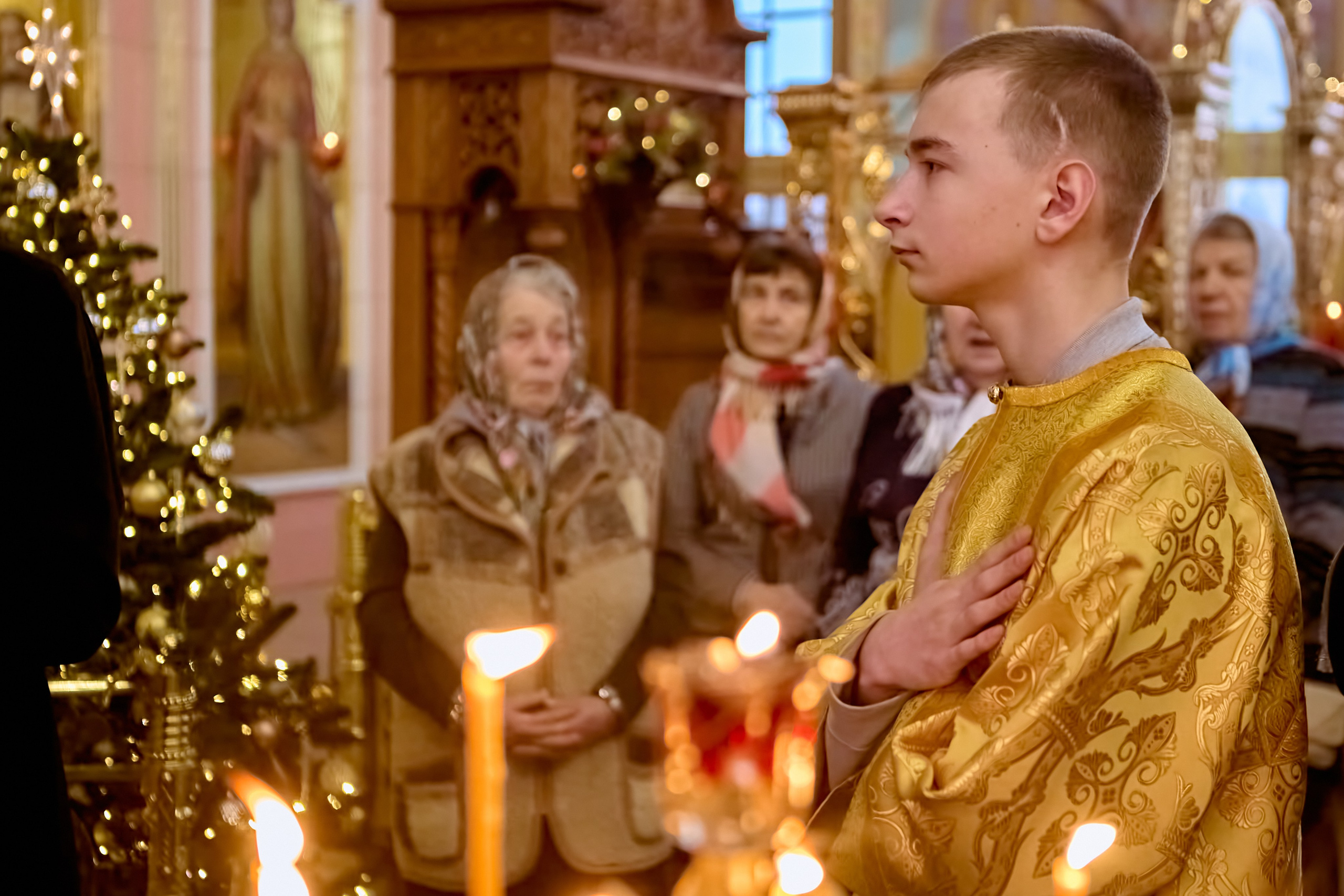 Мальчик 14-15 лет на причастие в Рождественскую ночь