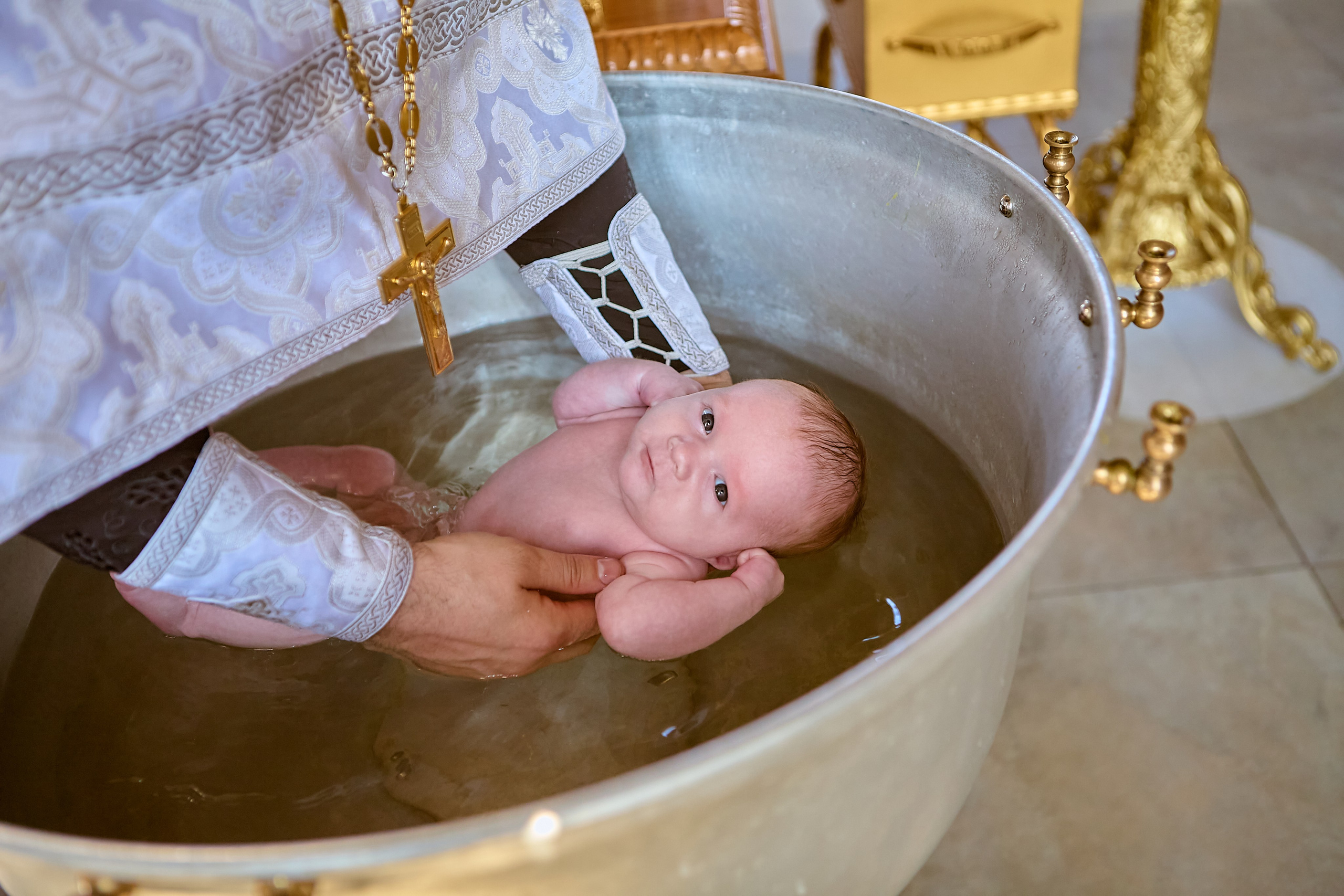 Младенец в купели принимает таинство, Православный Фотограф Дзержинск, Крещение в храме Серафима Саровского