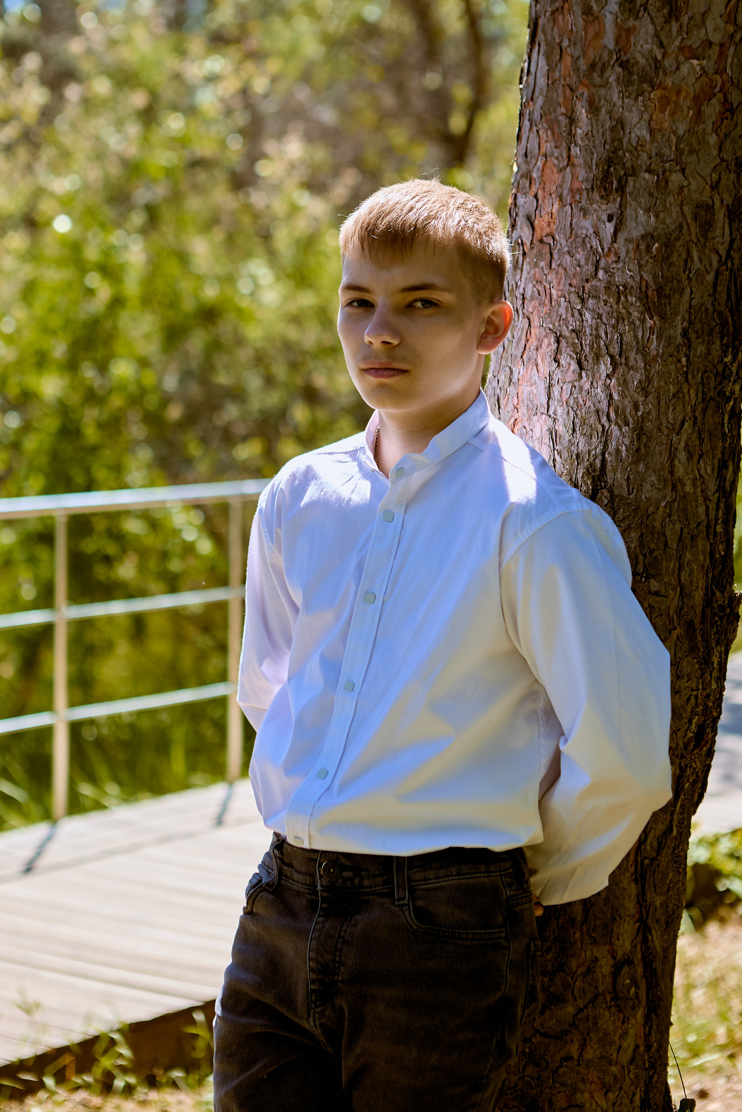 Молодежный портрет среди зелени и света — радость и надежда, фото Николая Голованова, г. Дзержинск.