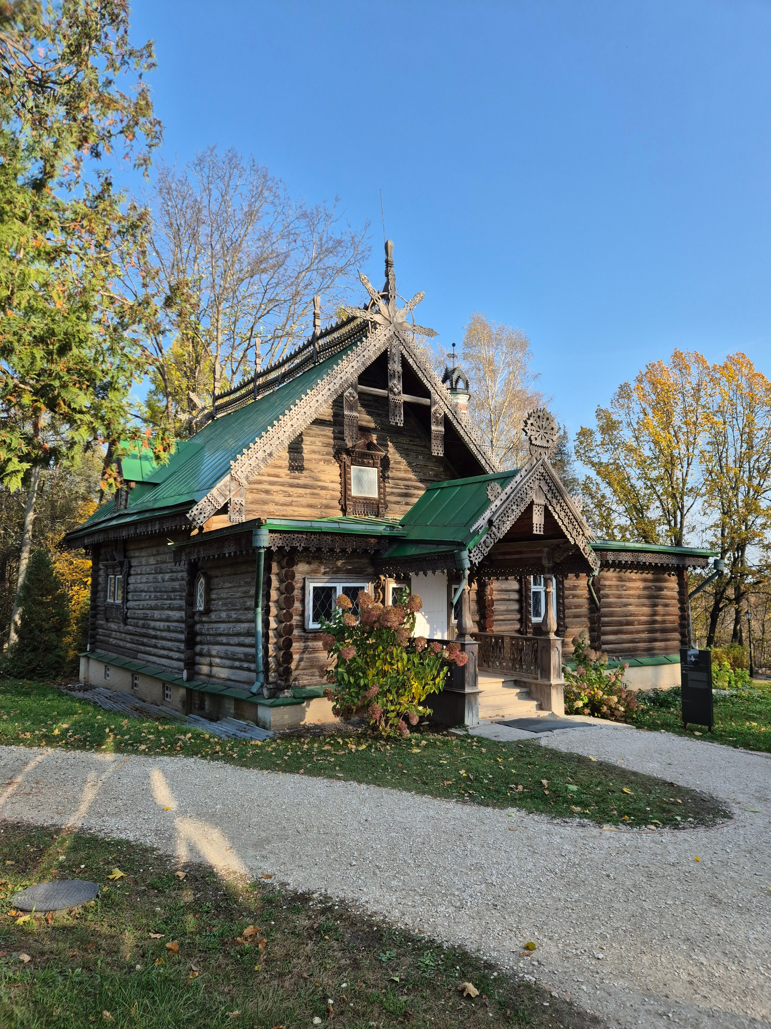 Мастерская в стиле русской избы. В ней работали Антокольский, Васнецов, Серов и многие другие гости Абрамцева