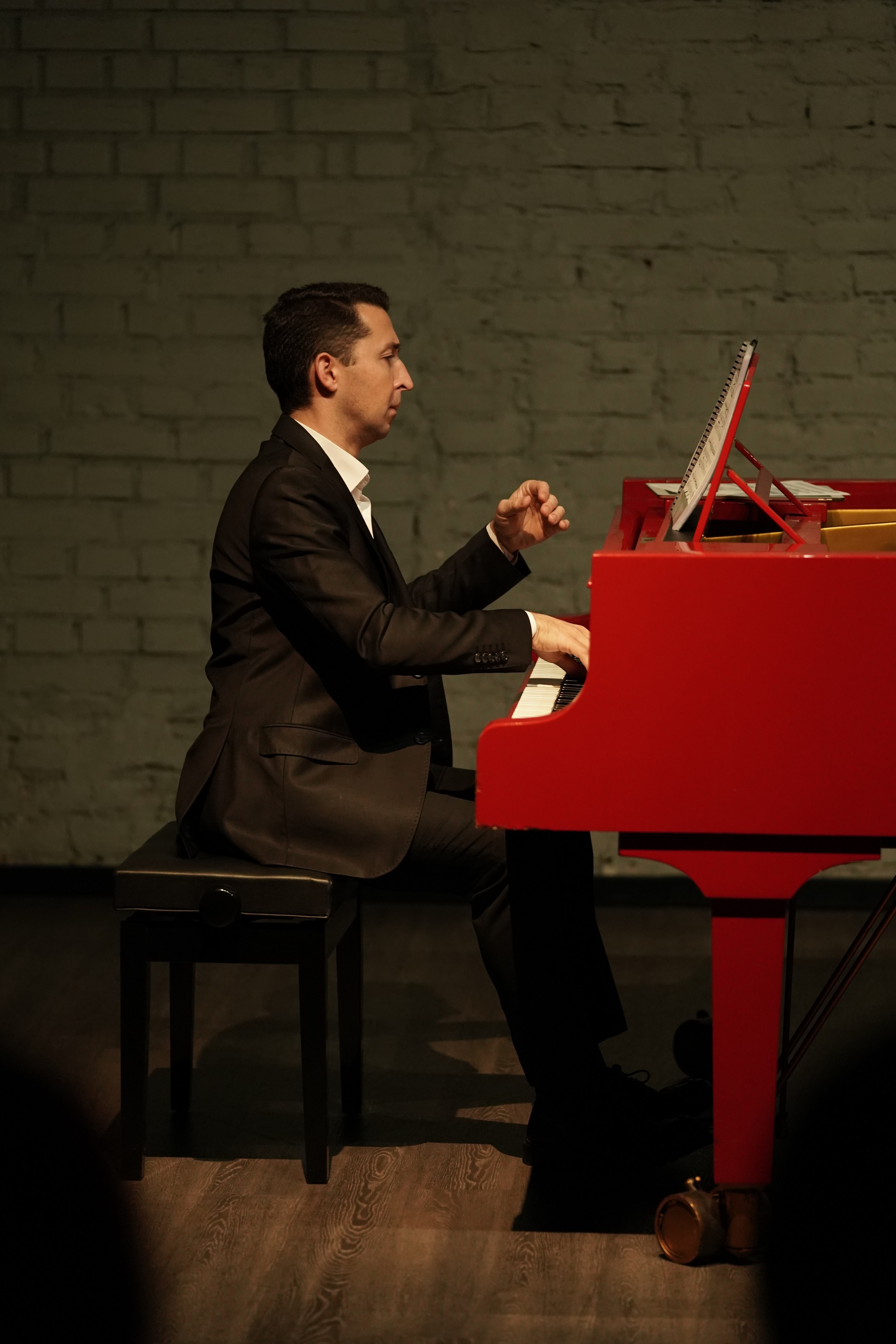 В сумраке Есенин-центра. 7/11/25. Фотограф Строгино Яна Гавриленко