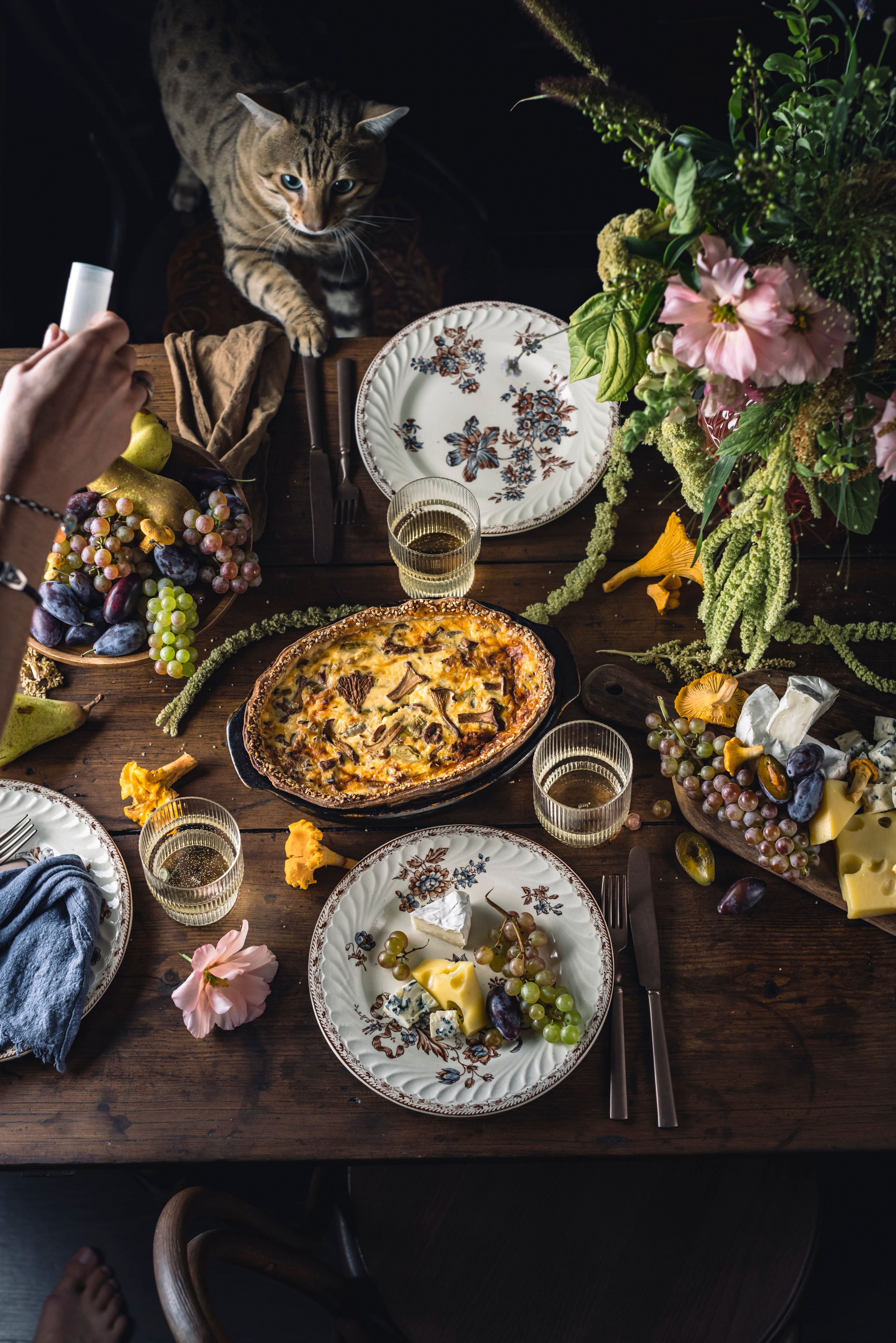 Киш с лисичками сервировка. Foodie Stories (гастрономические истории) рекламная фуд-фотосъёмка, Москва