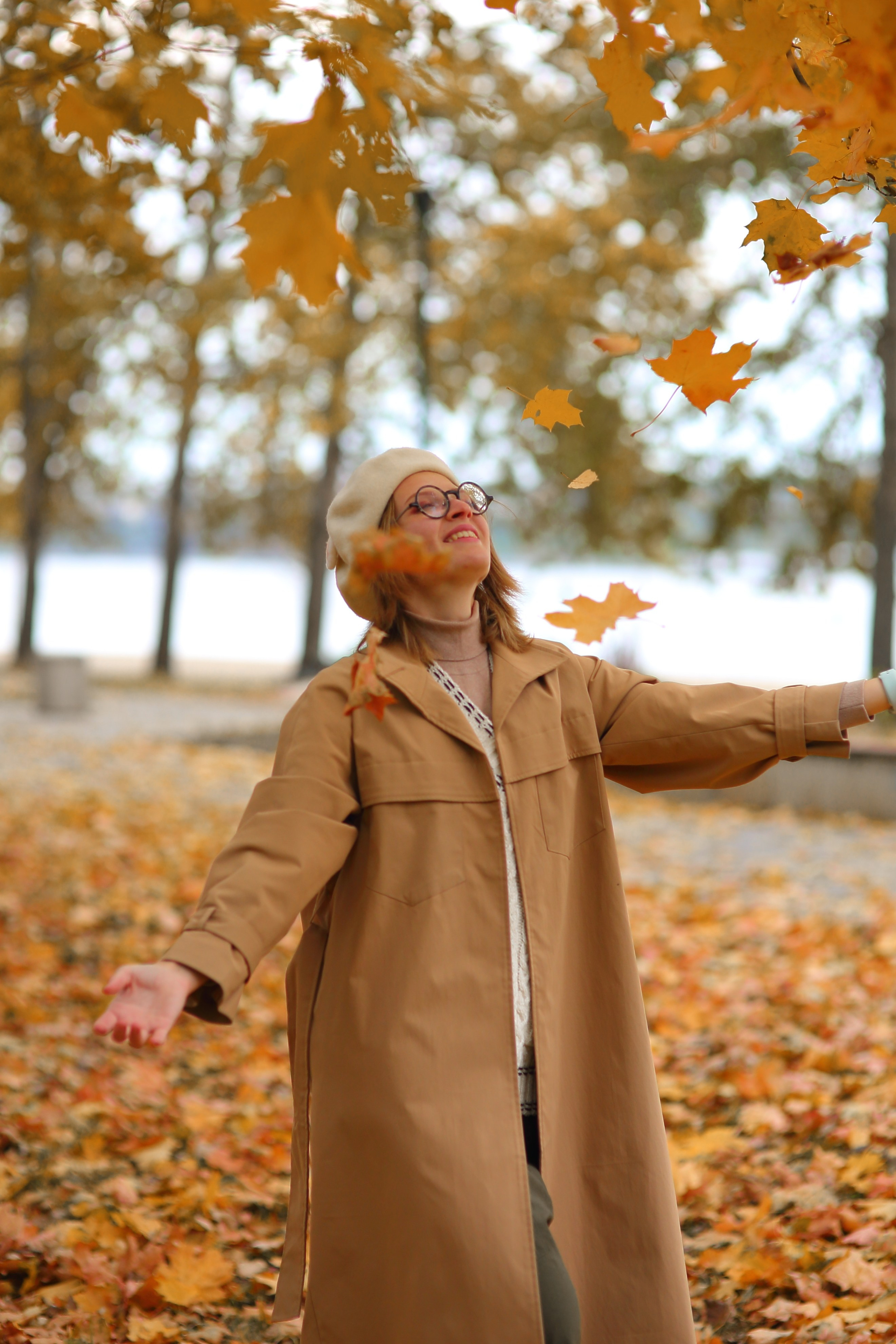 Радостная осенняя фотосессия девушки. Свадебный и репортажный фотограф в Ярославле и Санкт-Петербурге Роман Микрюков