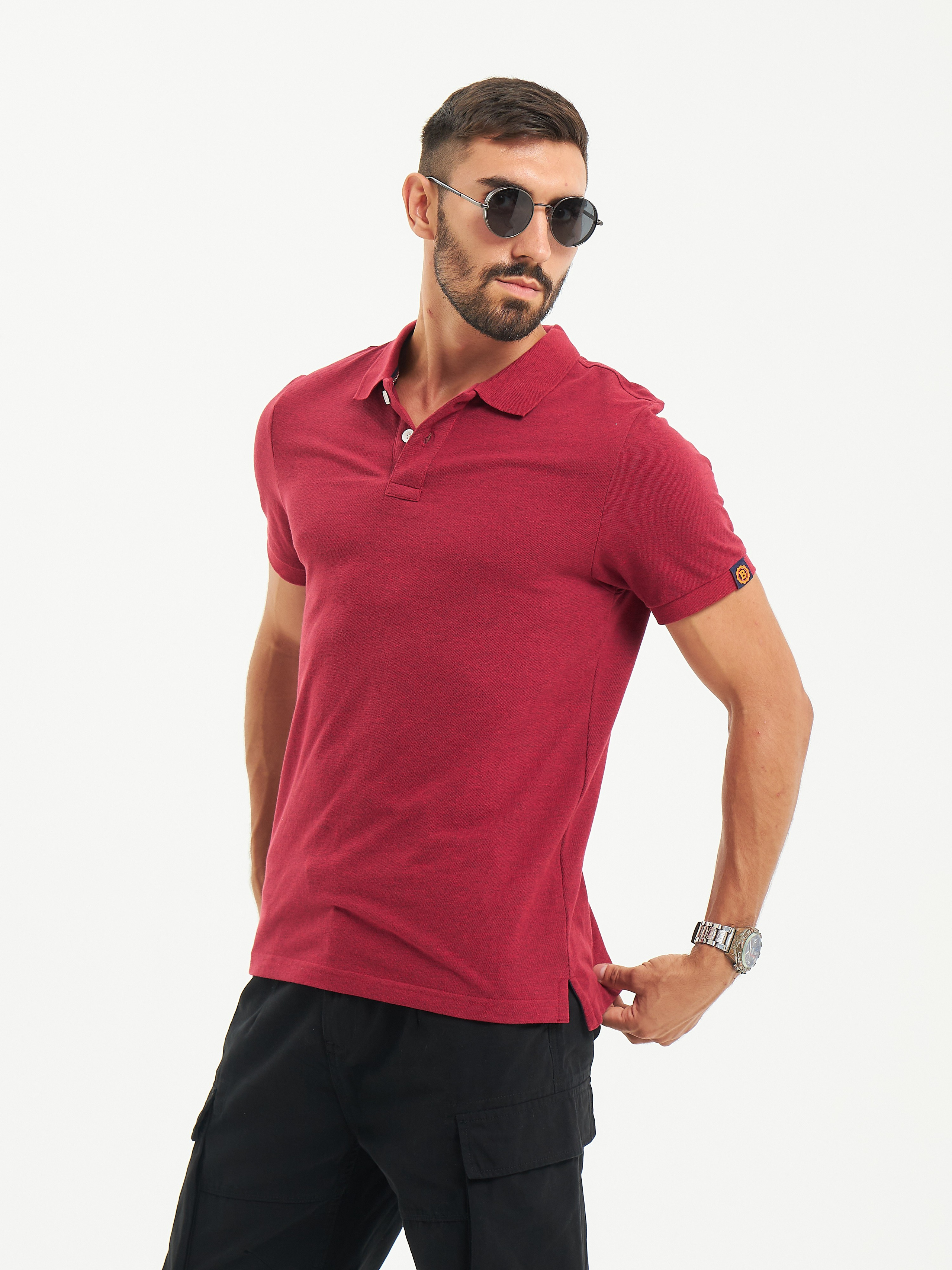 Футболка мужская красного цвета на модели мужчине 