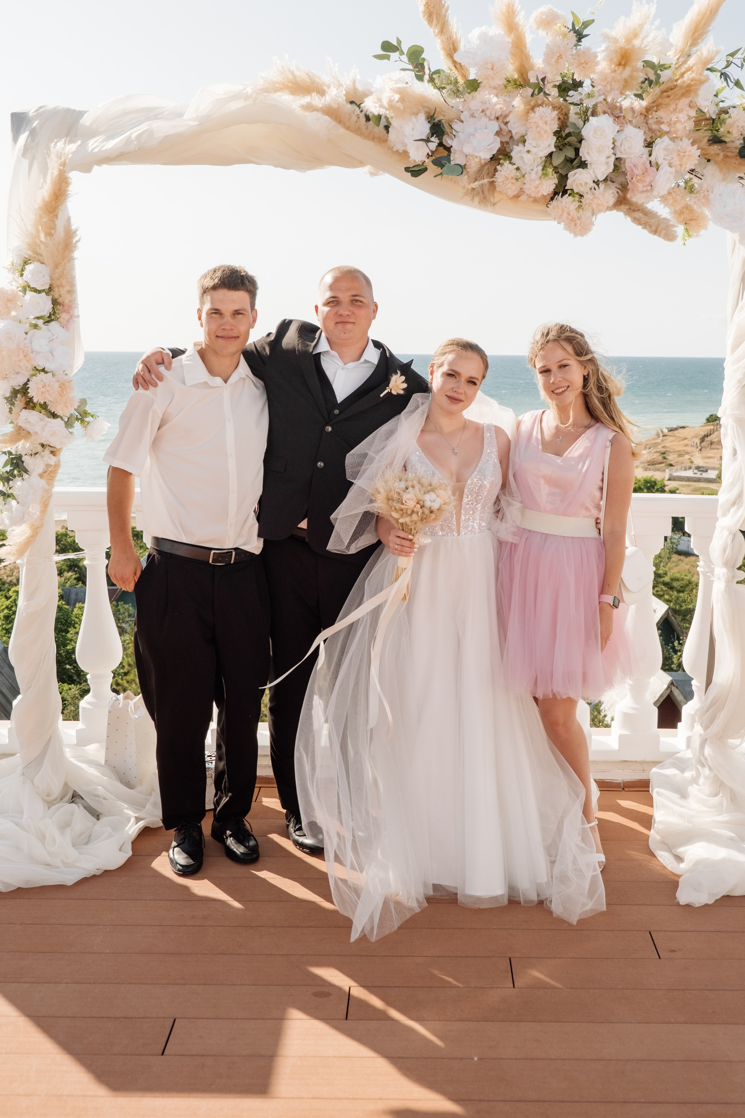 Свадебный ретопртаж. Профессиональная фотосъемка в Крыму. Натуральные эмоции и живые кадры. Забронируйте дату прямо сейчас!