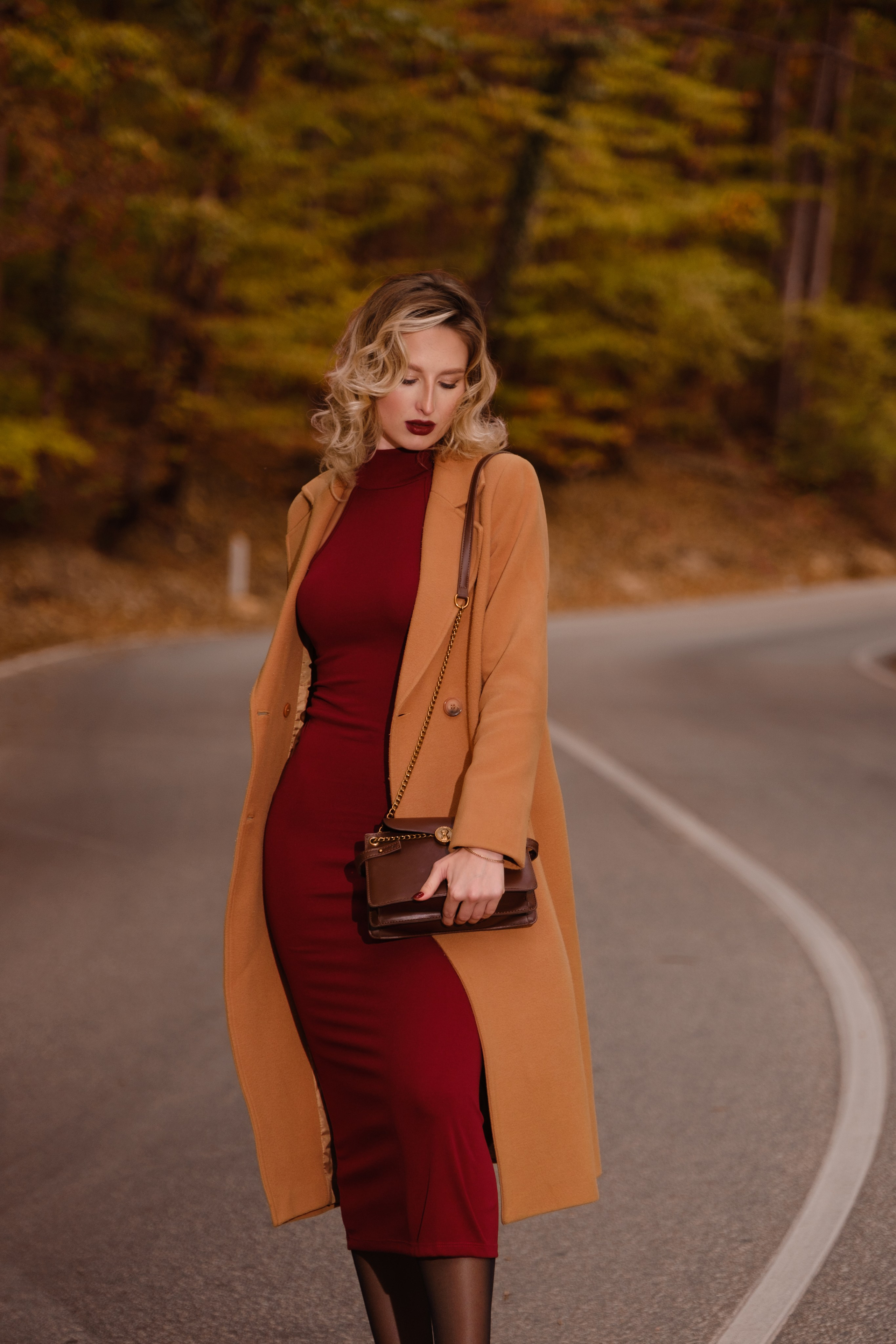 Дарья в центре города и осеннем лесу. Профессиональная фотосъемка в Крыму. Натуральные эмоции и живые кадры. Забронируйте дату прямо сейчас!