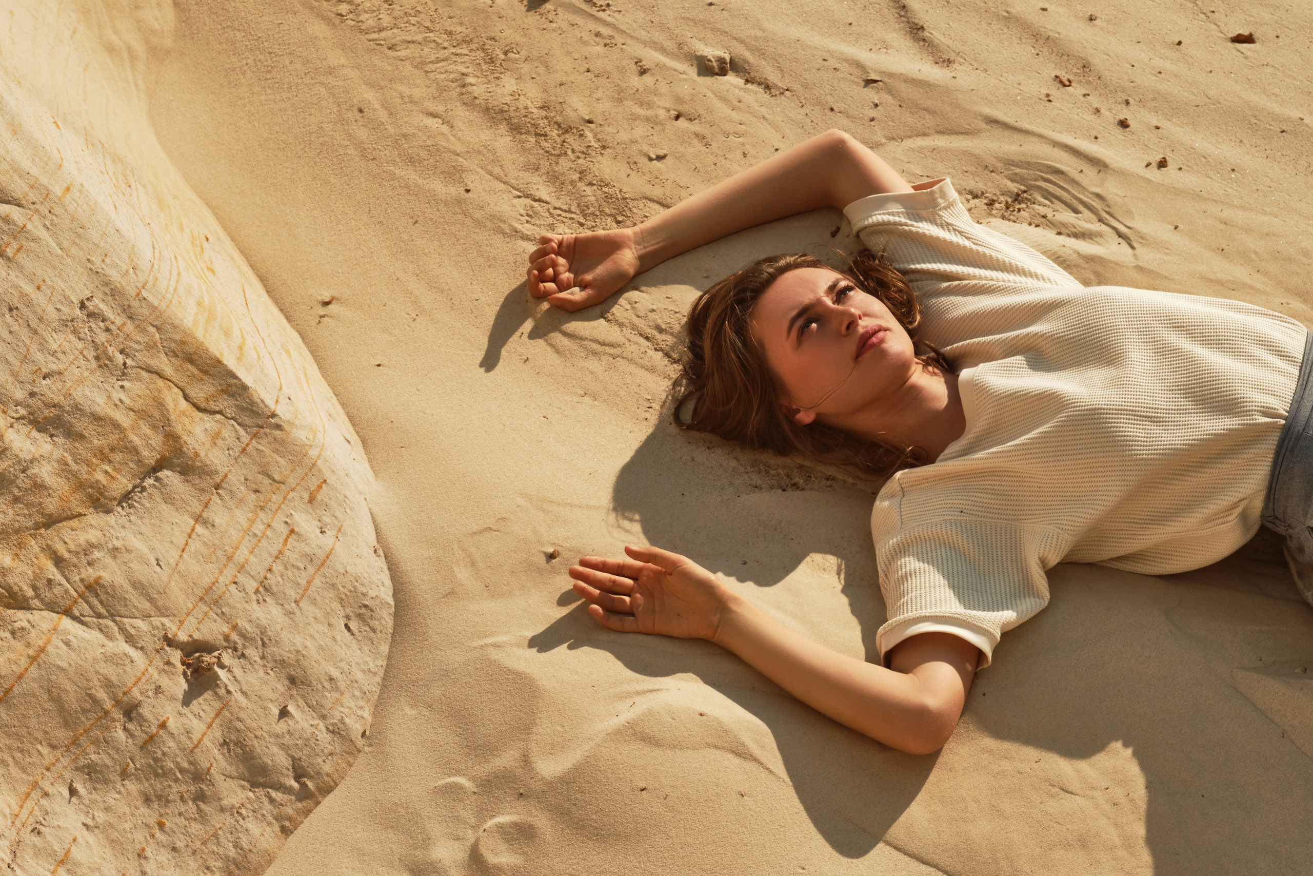 Светлана в пустыне (на пляже). Фотограф Максим Ерёмин