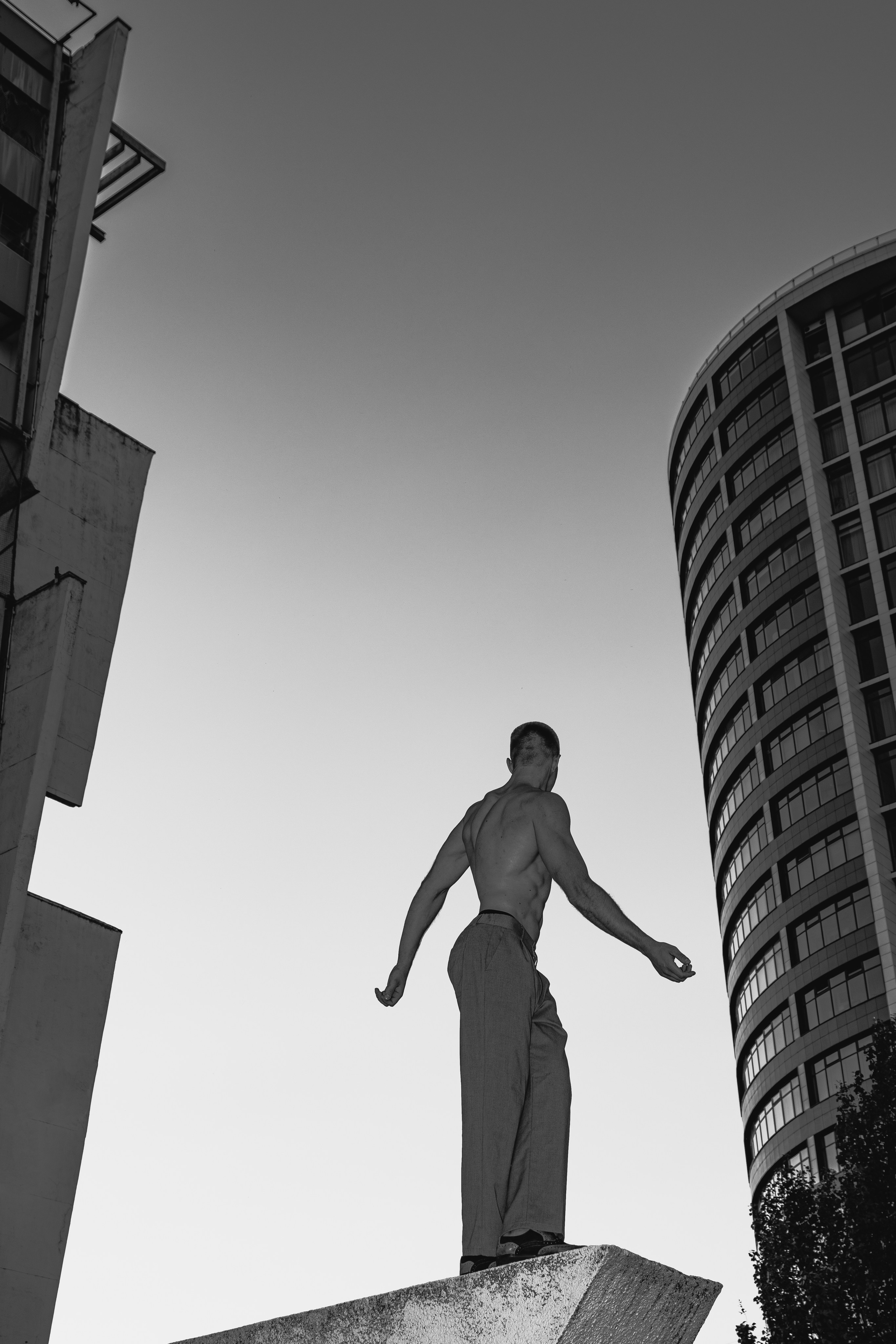 чёрно белая фотография фитнес тренера между зданиями в Центре ростова-на-Дону