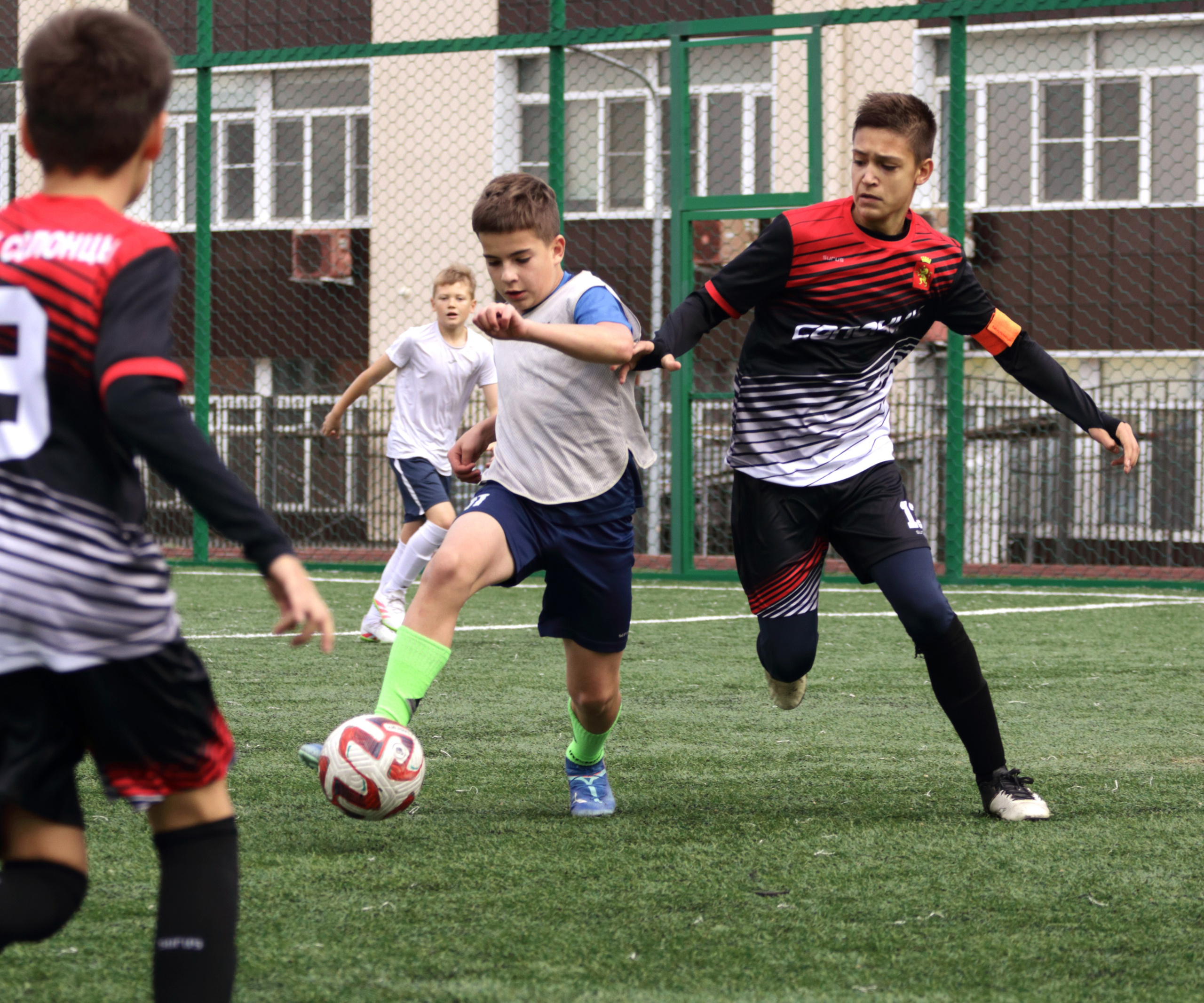 Игровой момент в летнем турнире по футболу