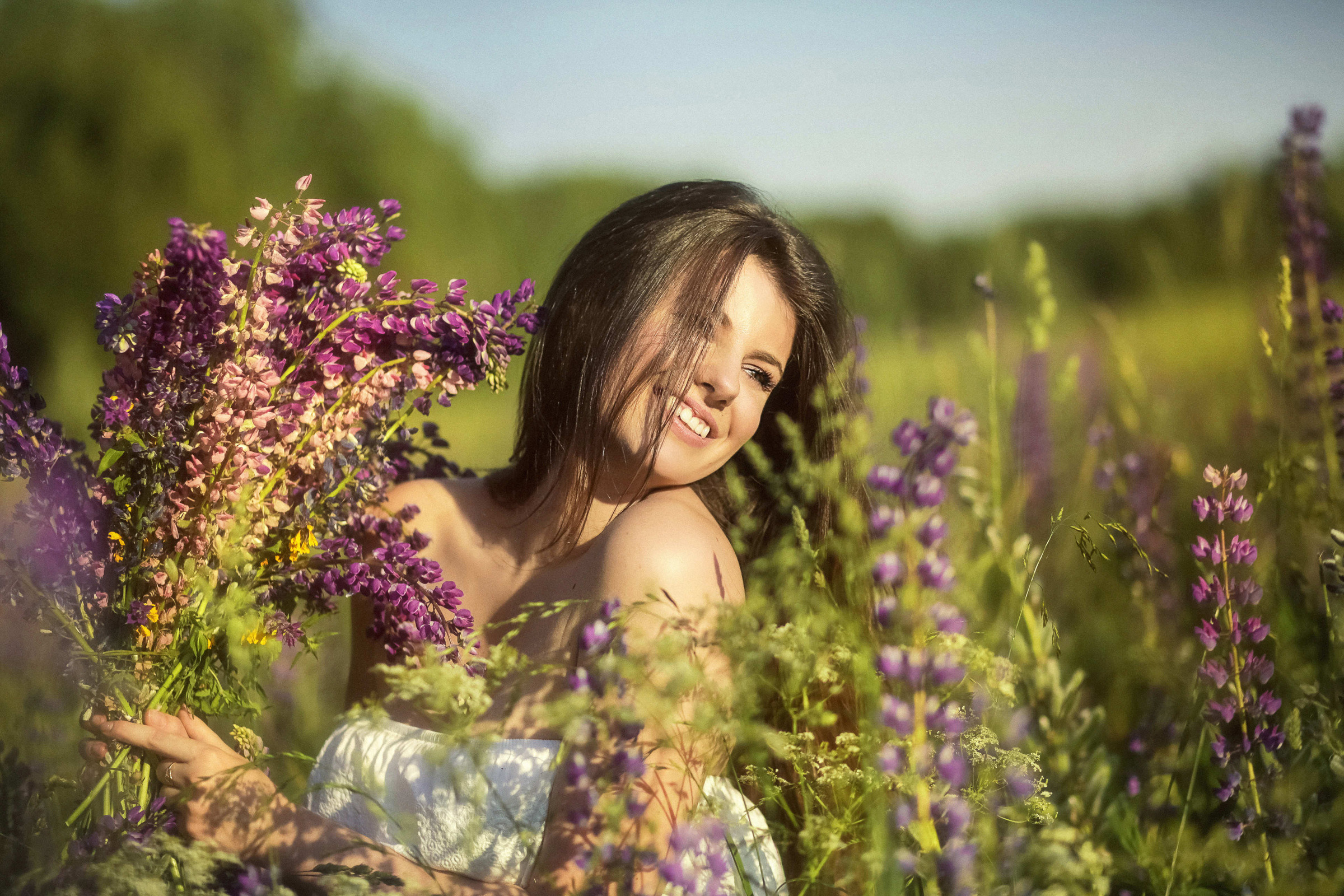 Фотосессия с люпинами. Фотограф женский и мужской портрет Санкт-Петербург