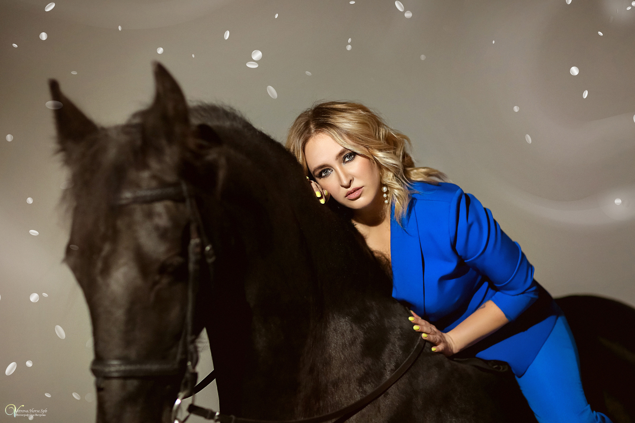 Фотосессия в студии с лошадью в СПб. Фотограф женский и мужской портрет Санкт-Петербург