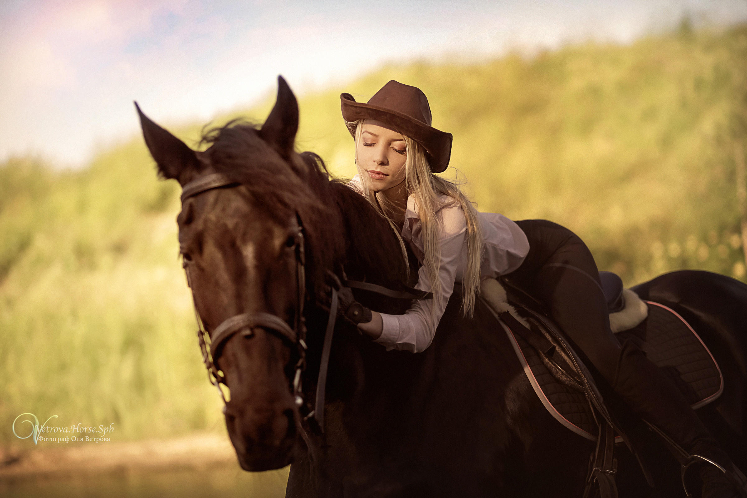 Съемка с лошадью на водопаде. Фотограф женский и мужской портрет Санкт-Петербург