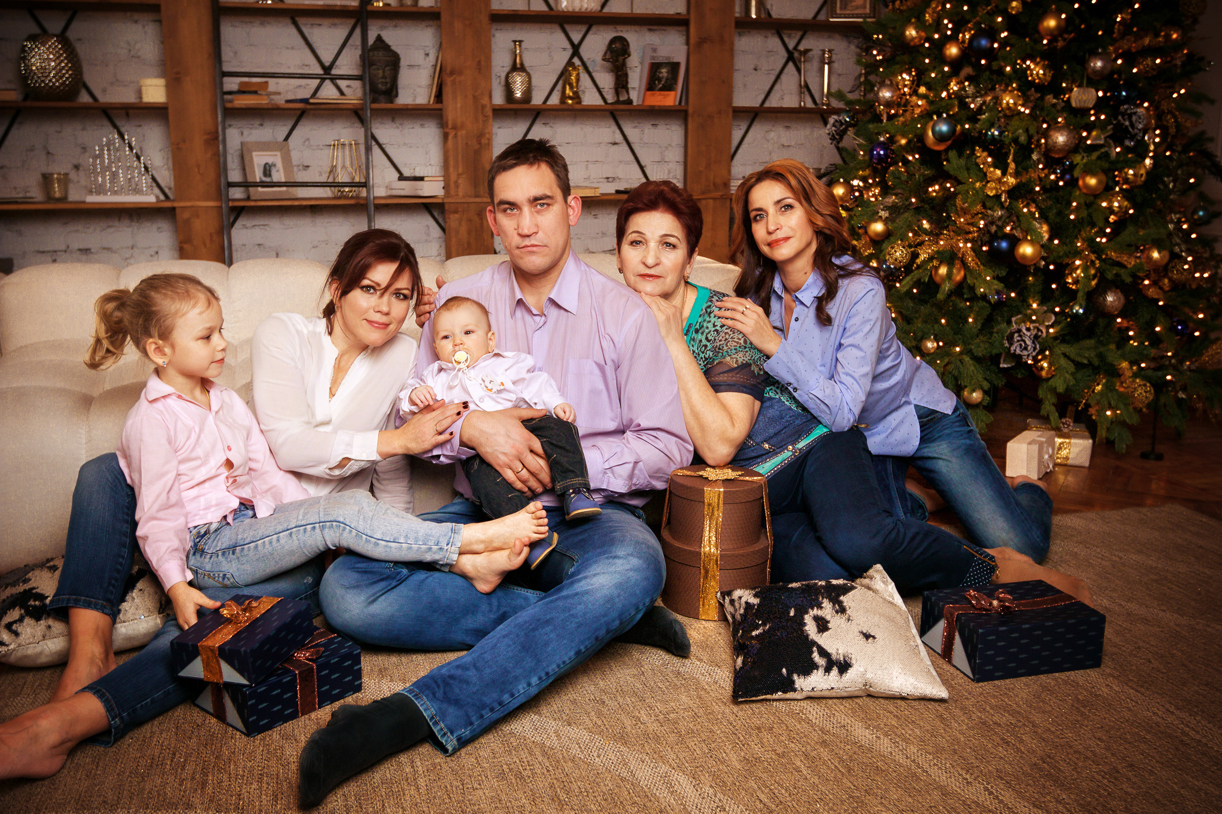 Семейная фотосессия в студии всей семьей. Фотограф женский и мужской портрет Санкт-Петербург