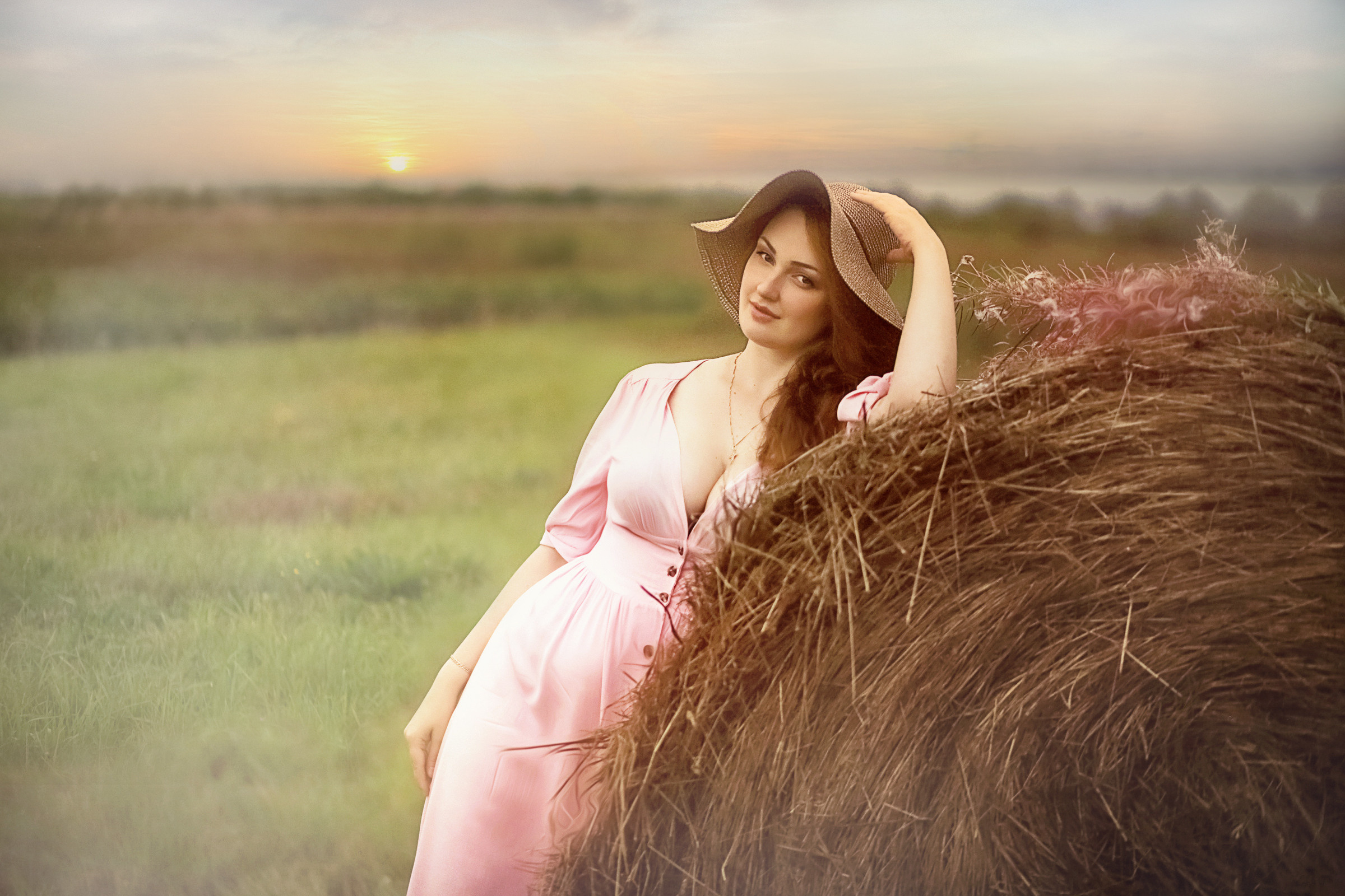 Фотосессия в поле на стоге сена. Фотограф женский и мужской портрет Санкт-Петербург