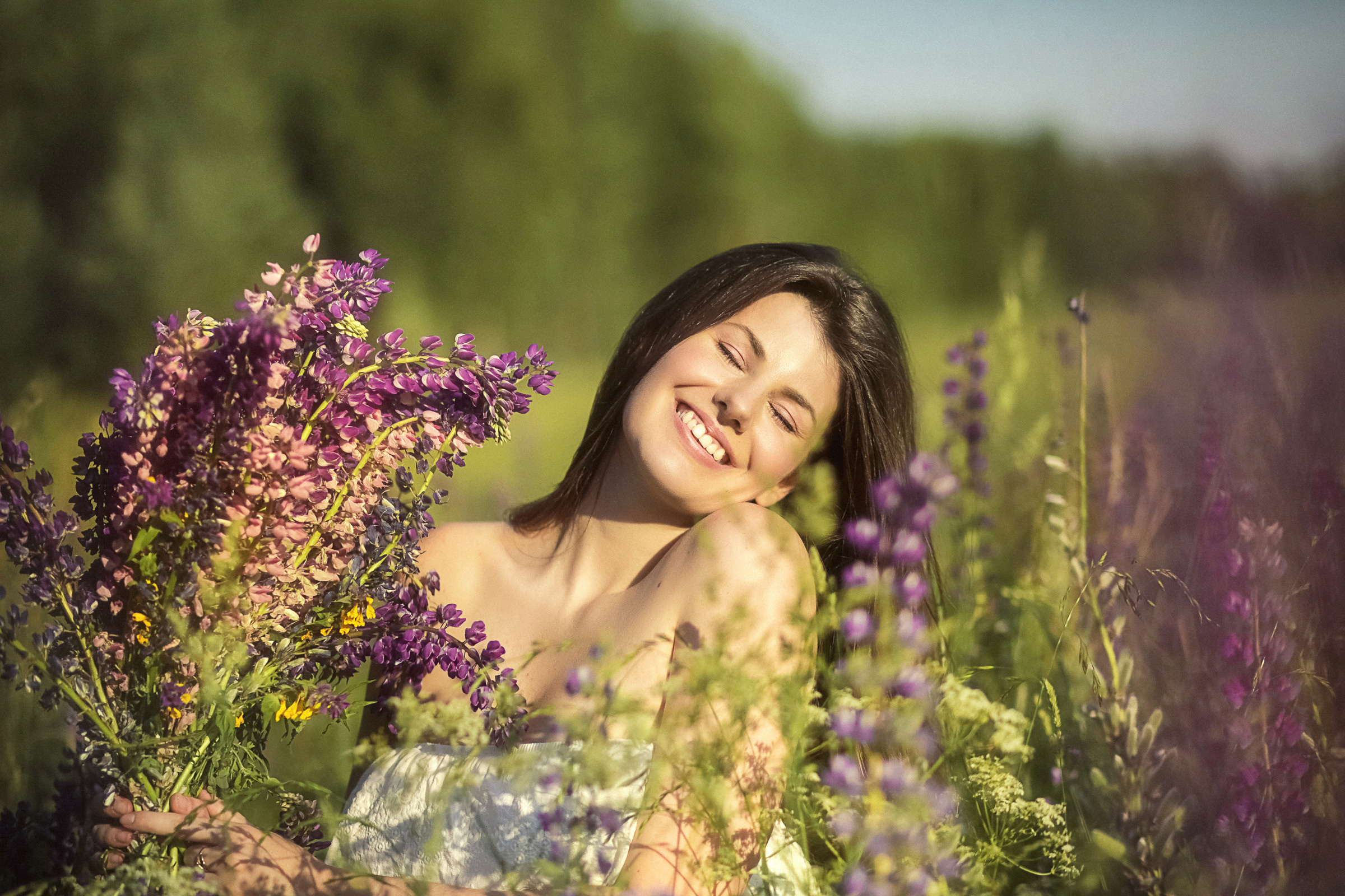 Фотосессия с люпинами. Фотограф женский и мужской портрет Санкт-Петербург