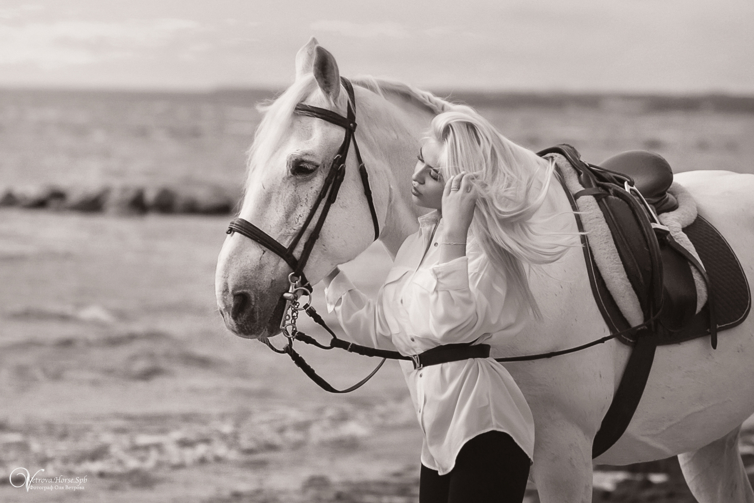 Фотосессия с белой лошадью. Фотограф женский и мужской портрет Санкт-Петербург