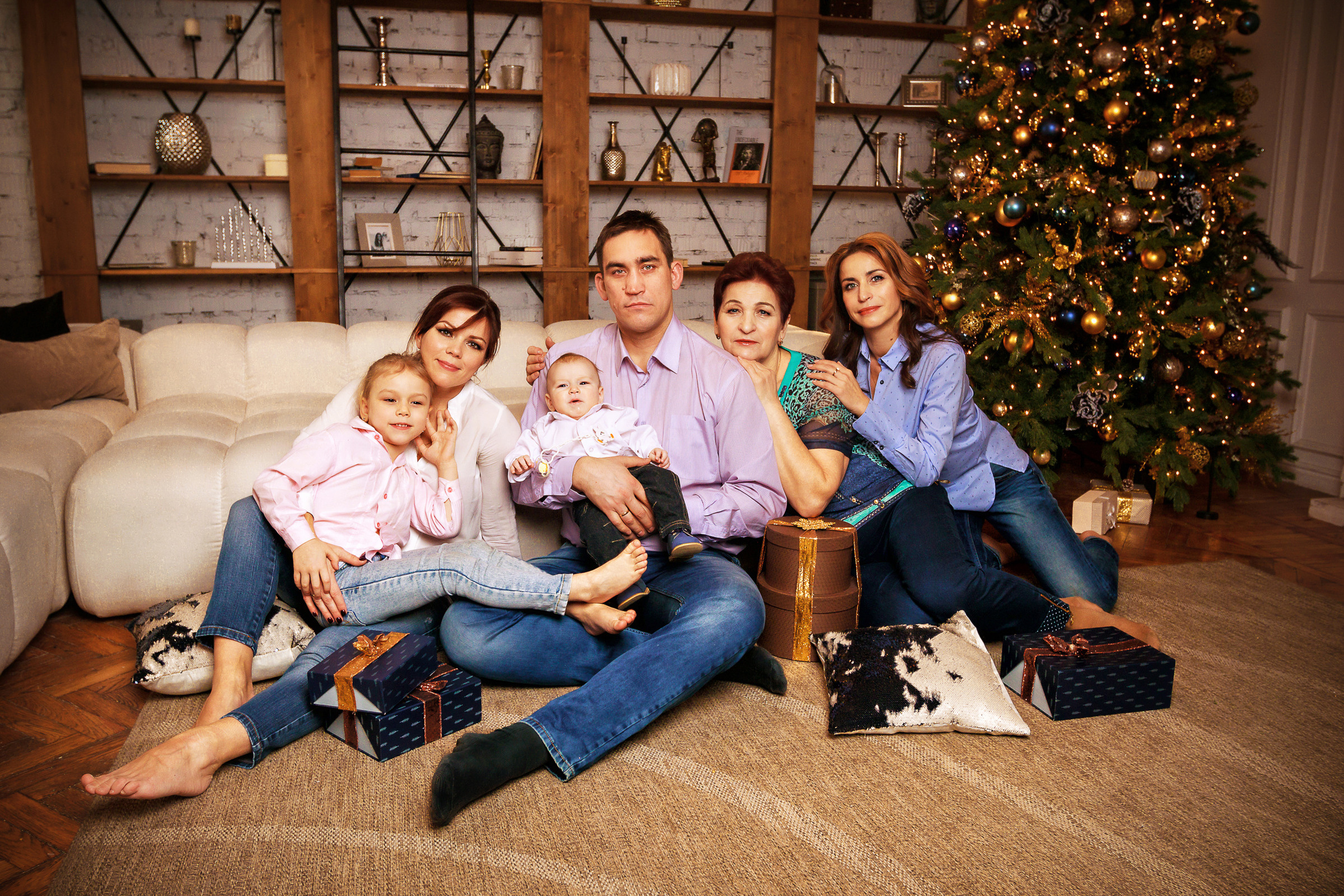 Семейная фотосессия в студии всей семьей. Фотограф женский и мужской портрет Санкт-Петербург