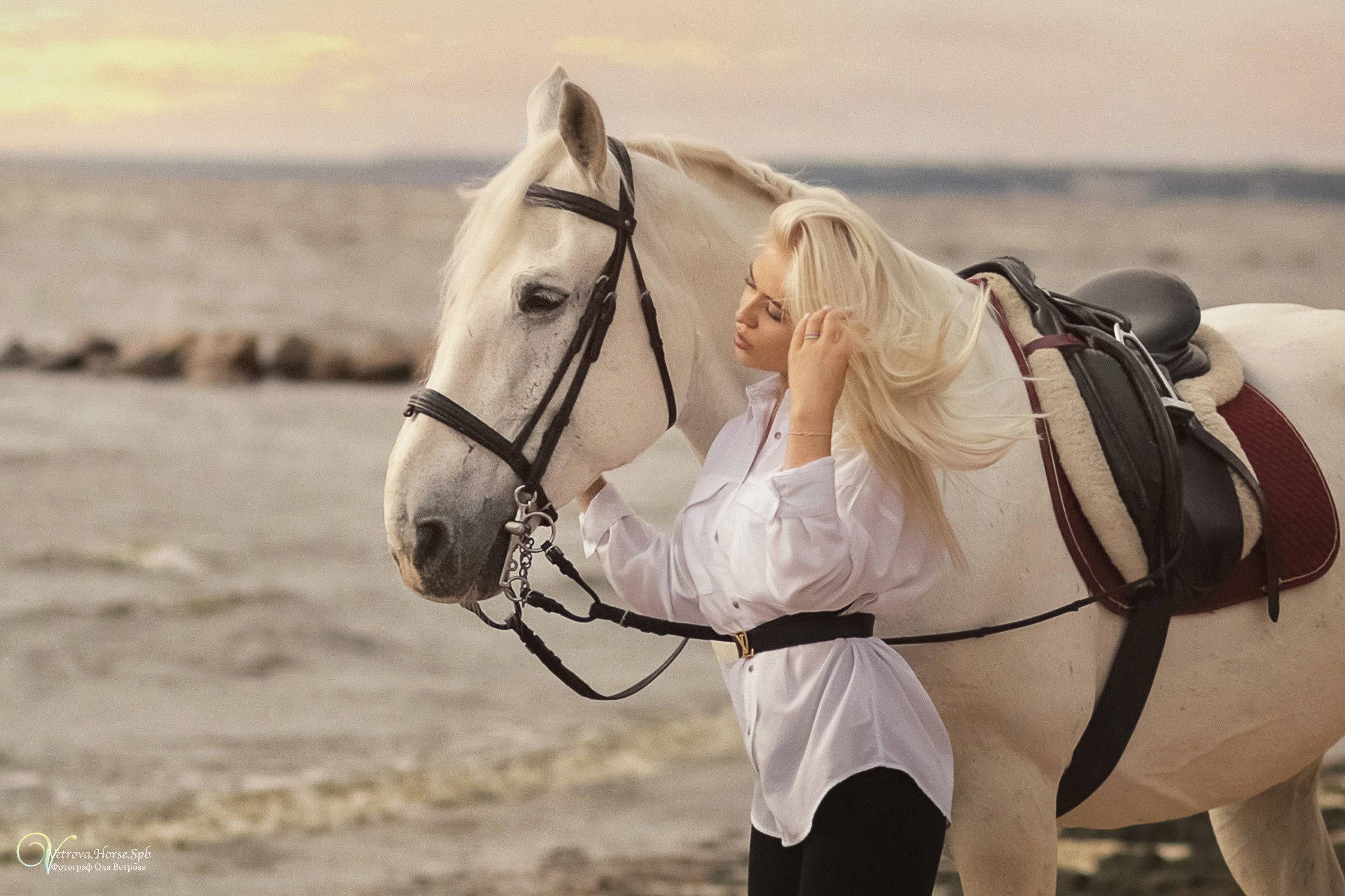 Фотосессия с белой лошадью. Фотограф женский и мужской портрет Санкт-Петербург