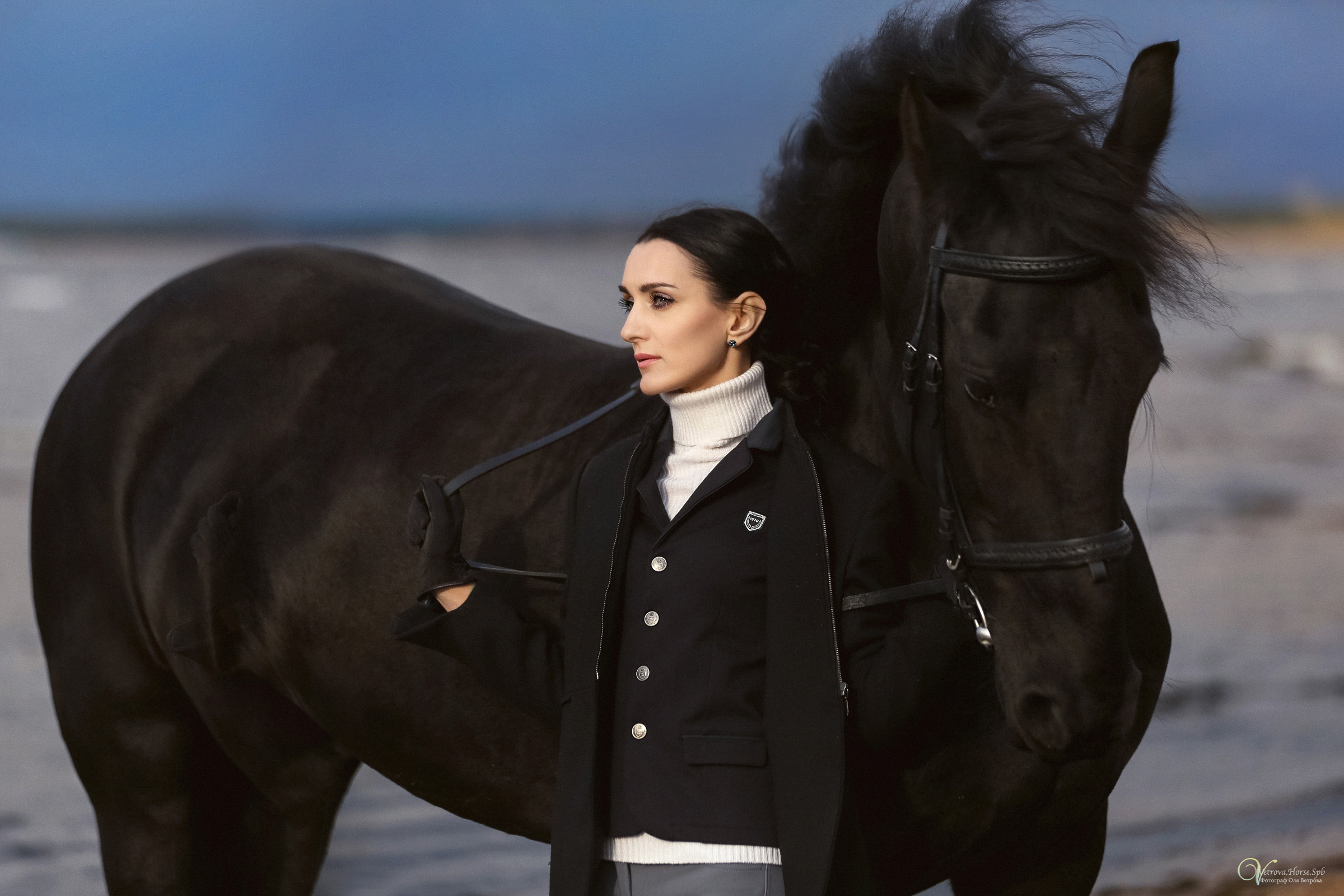 Фотосессия на заливе в двумя лошадьми СПб. Фотограф женский и мужской портрет Санкт-Петербург