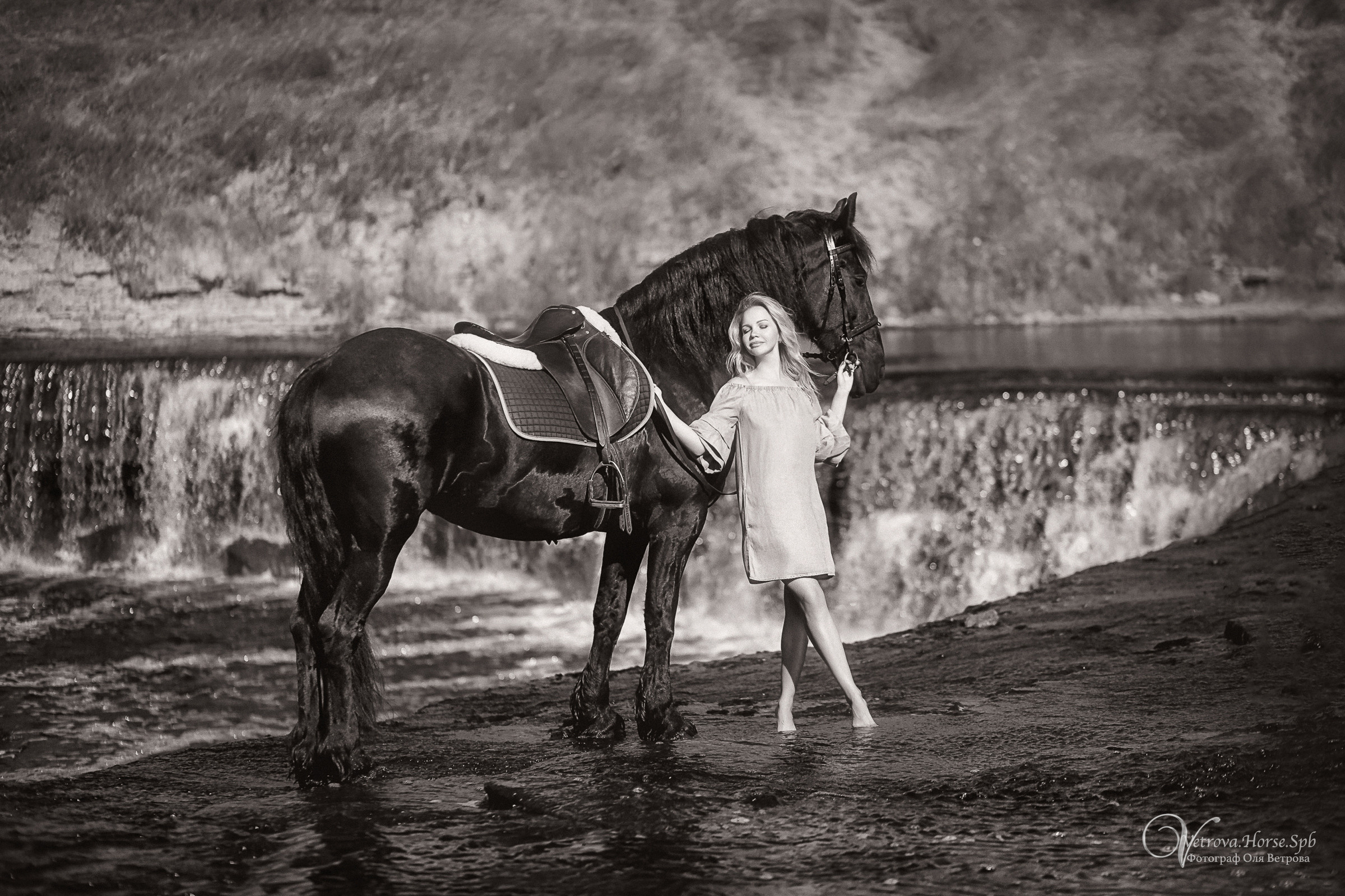 Конная фотосессия на водопаде. Фотограф женский и мужской портрет Санкт-Петербург