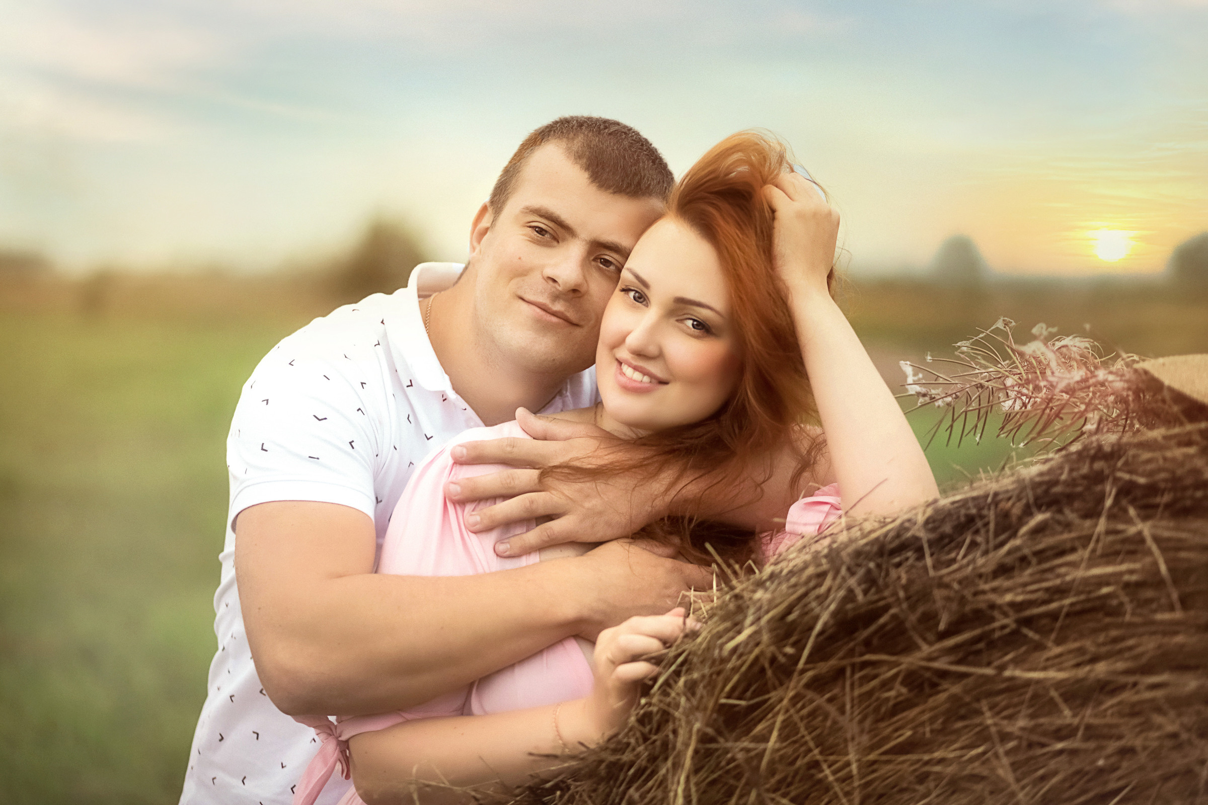 Фотосессия в поле на стоге сена. Фотограф женский и мужской портрет Санкт-Петербург