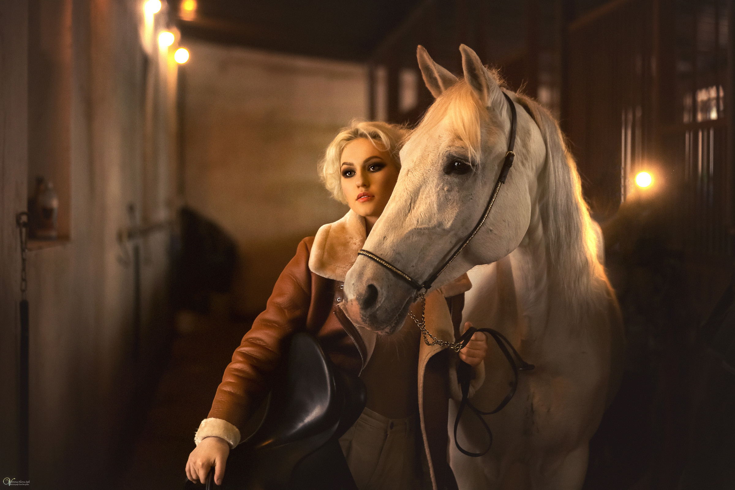 Портрет на конюшне в кино-стиле. Фотограф женский и мужской портрет Санкт-Петербург
