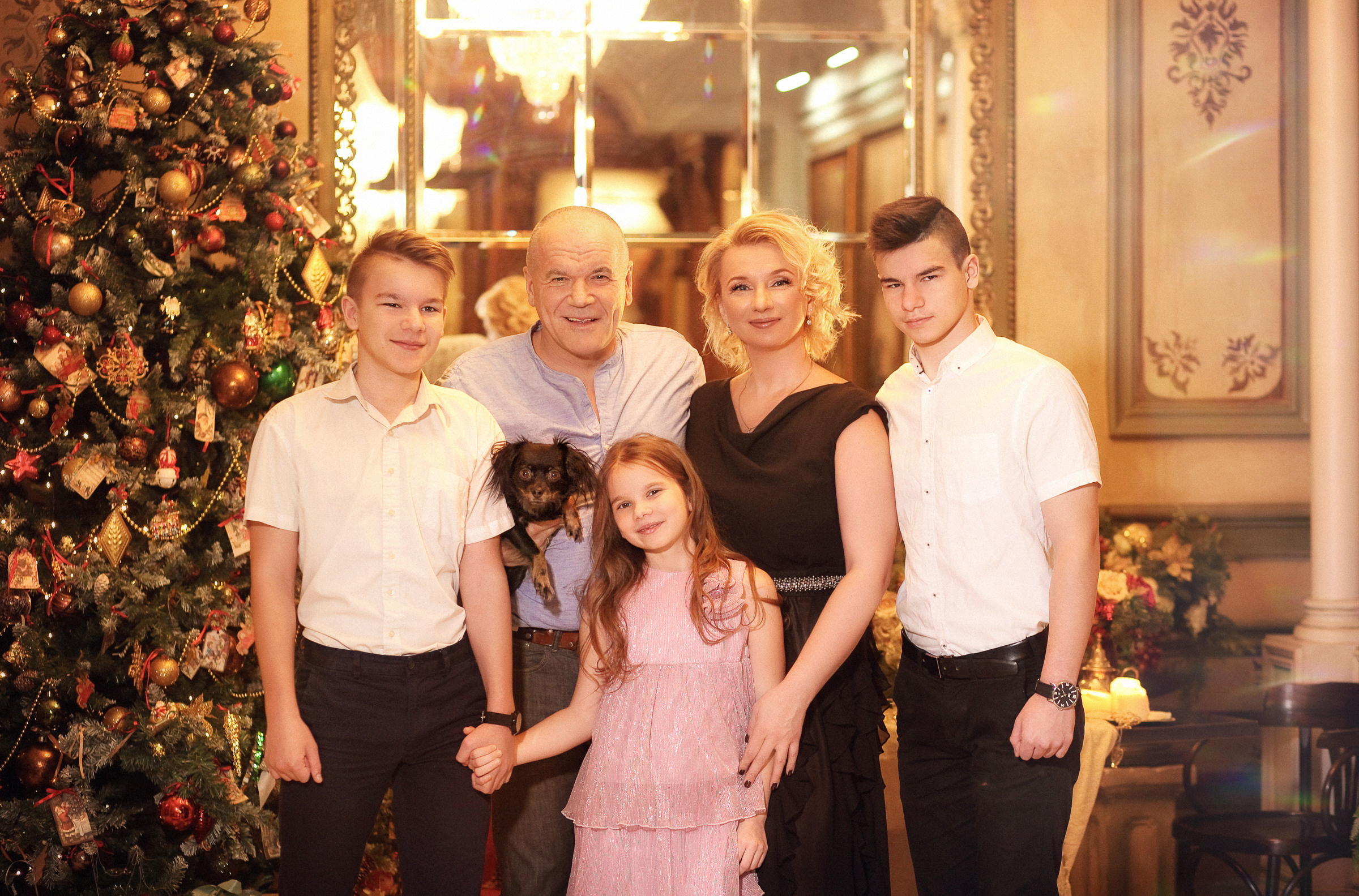 Новогодняя фотосессия большой семьи. Фотограф женский и мужской портрет Санкт-Петербург