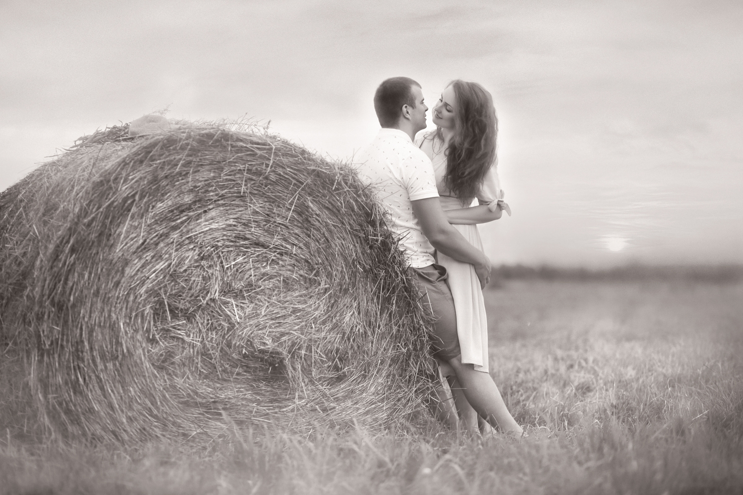 Фотосессия в поле на стоге сена. Фотограф женский и мужской портрет Санкт-Петербург