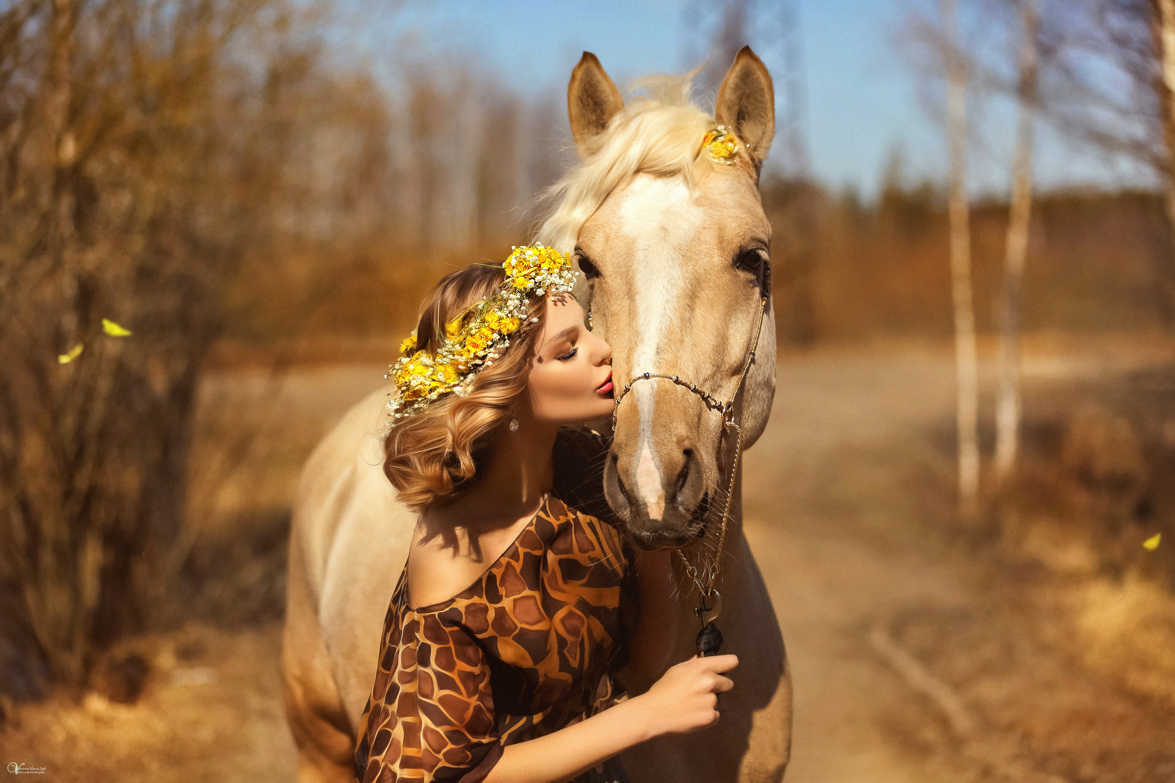 Весенняя конная фотосессия с конем и цветами. Фотограф женский и мужской портрет Санкт-Петербург