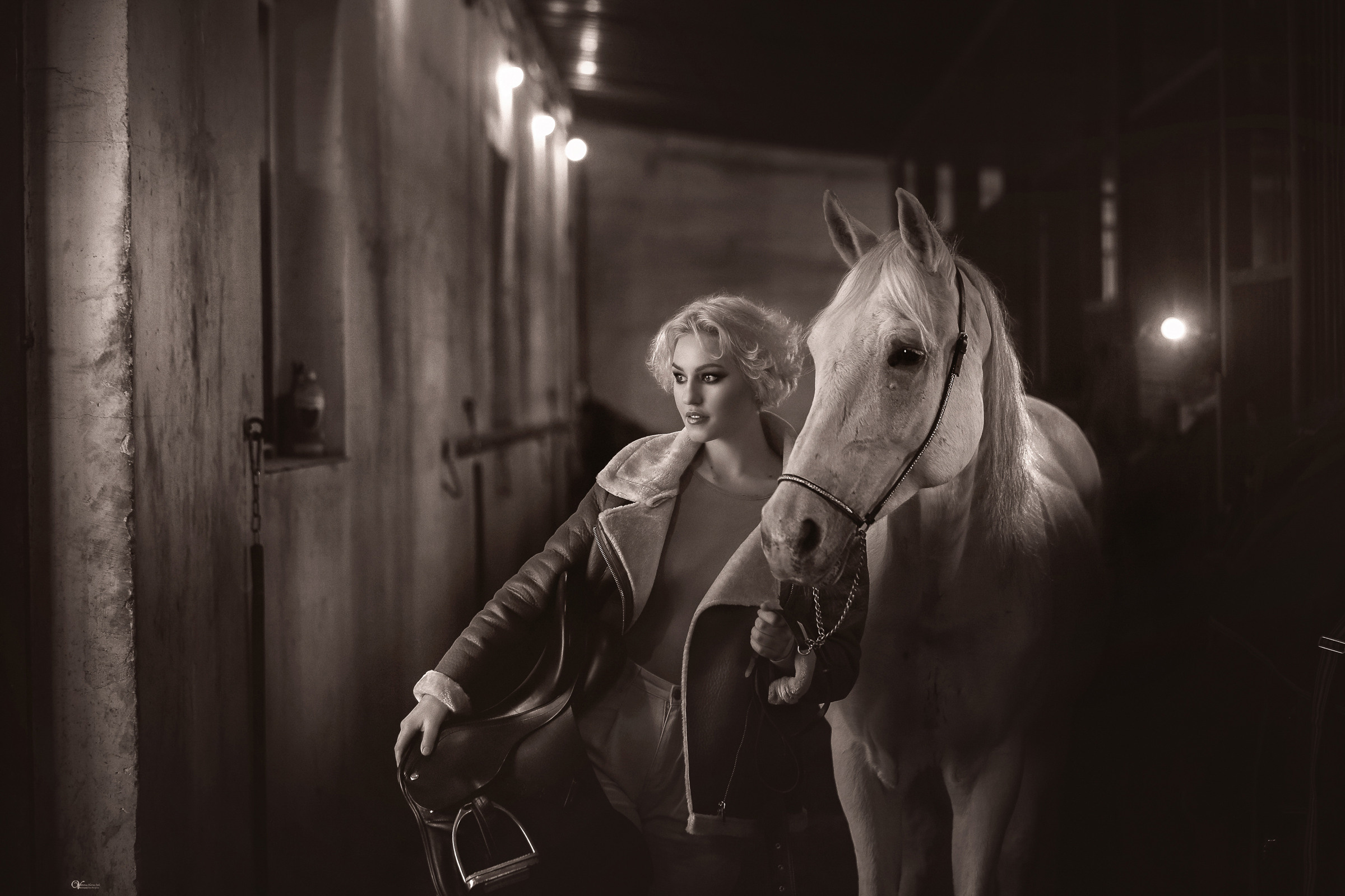 Портрет на конюшне в кино-стиле. Фотограф женский и мужской портрет Санкт-Петербург